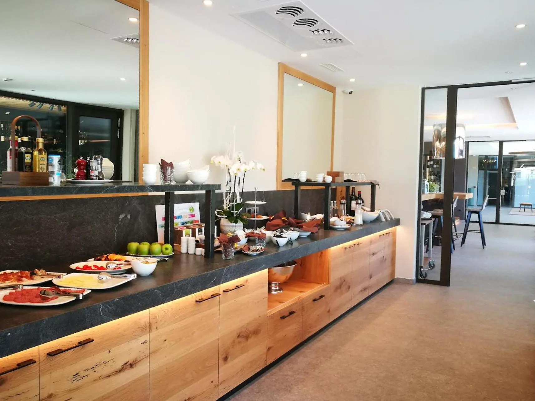 Buffet breakfast in The Lodge Sporthotel - Golfclub Eppan