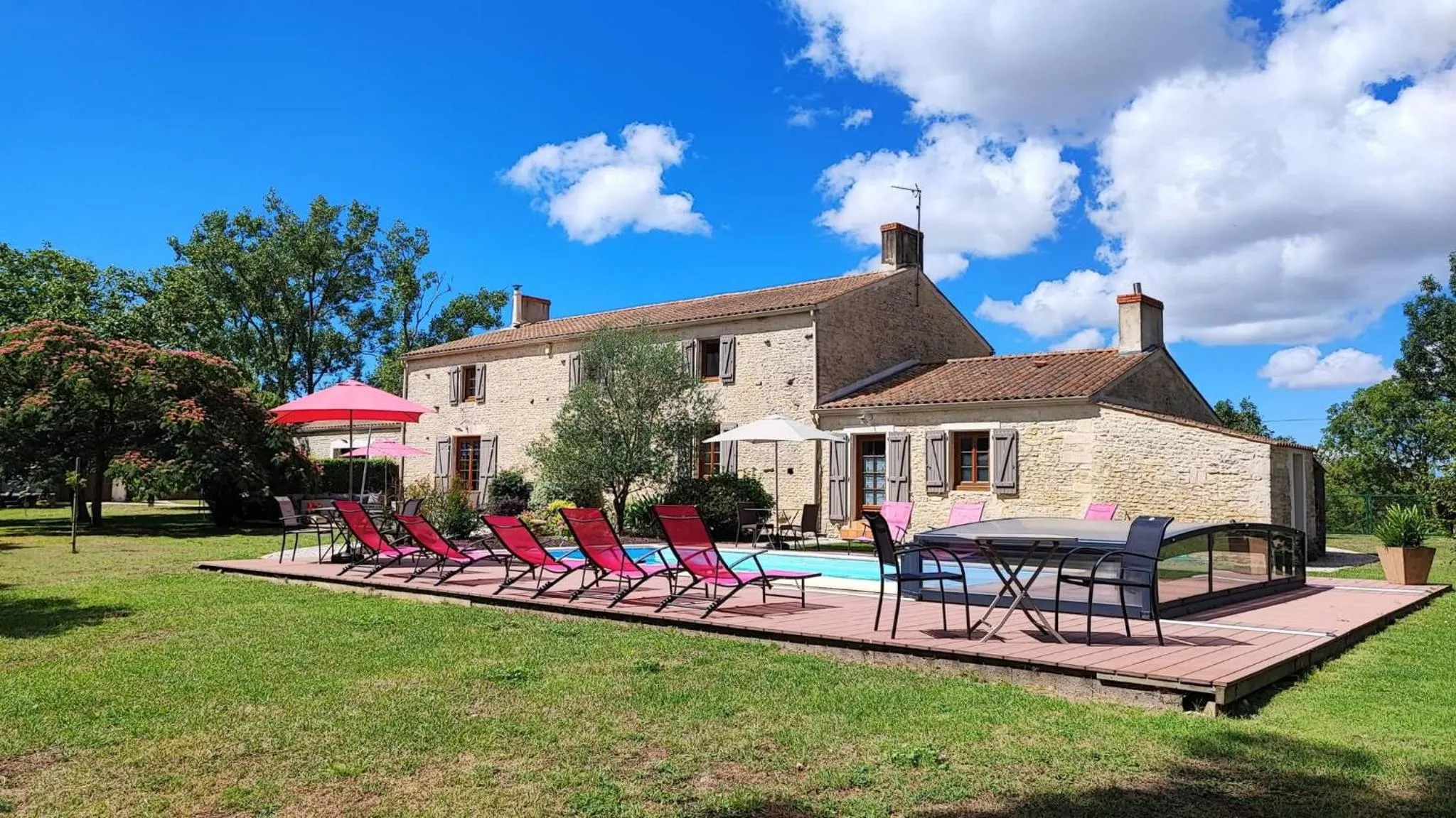 Property building in Au Clos Des Templiers