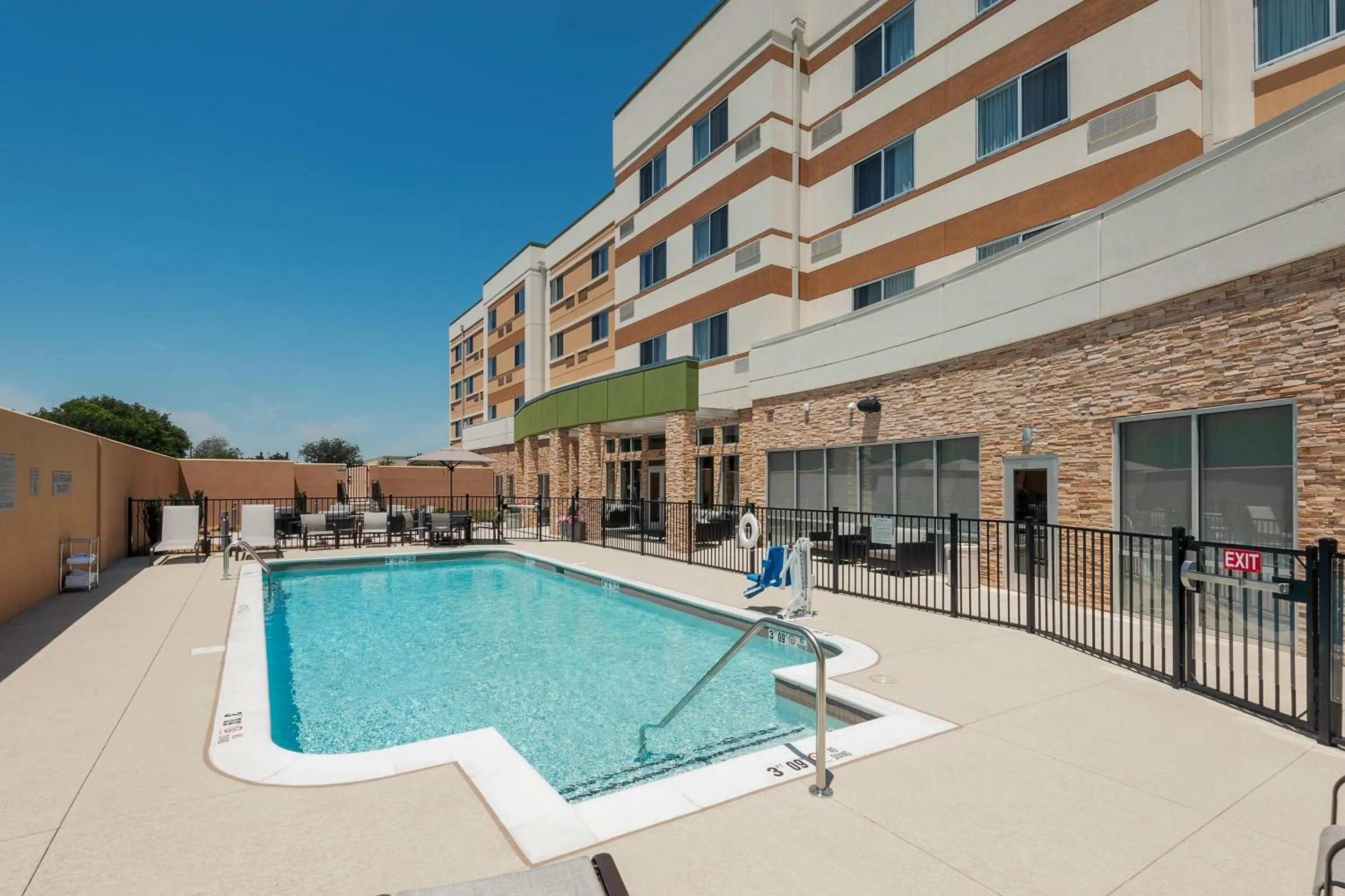 Swimming pool in Courtyard by Marriott Ardmore