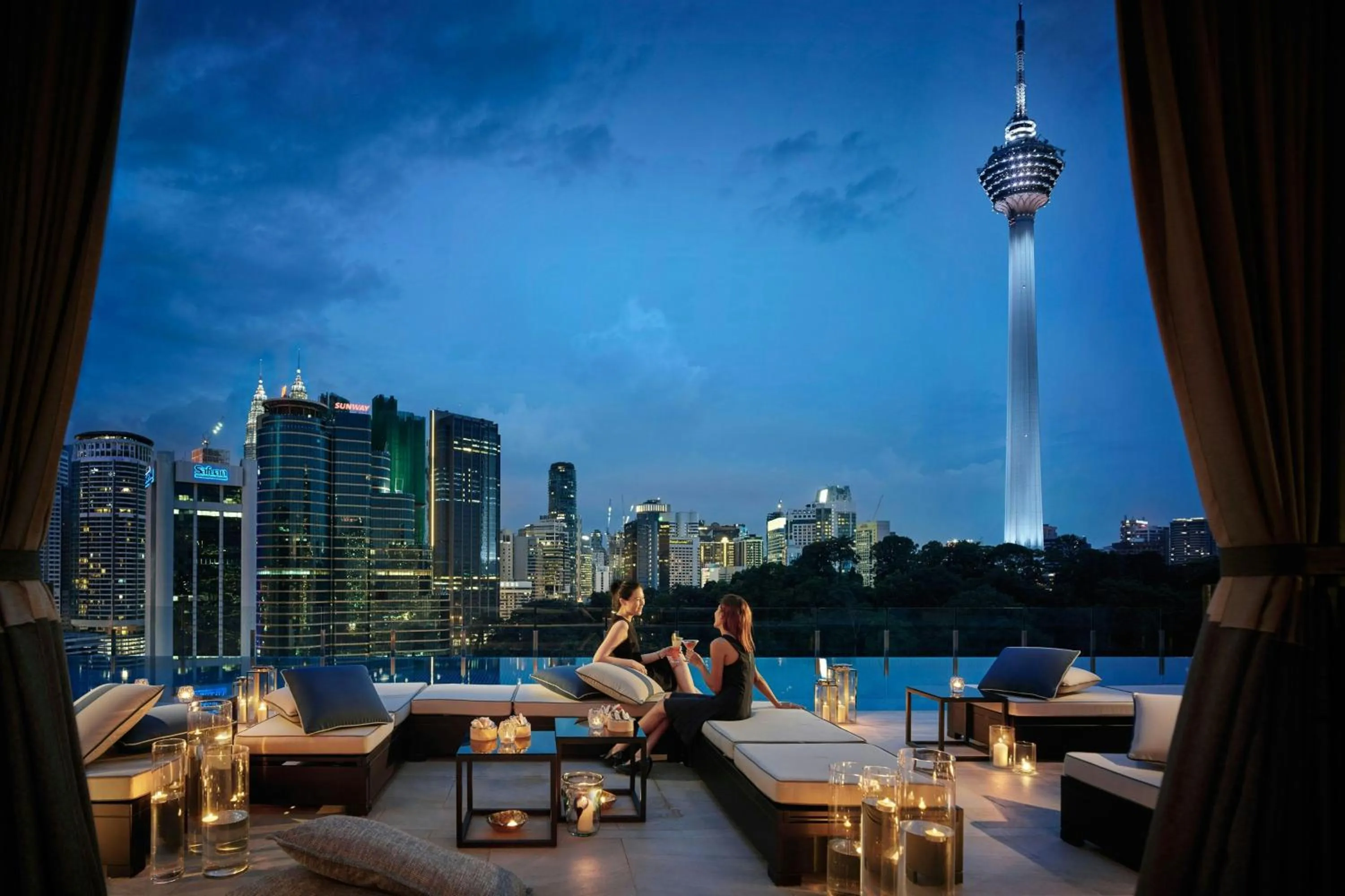Lounge or bar in Hotel Stripes Kuala Lumpur, Autograph Collection