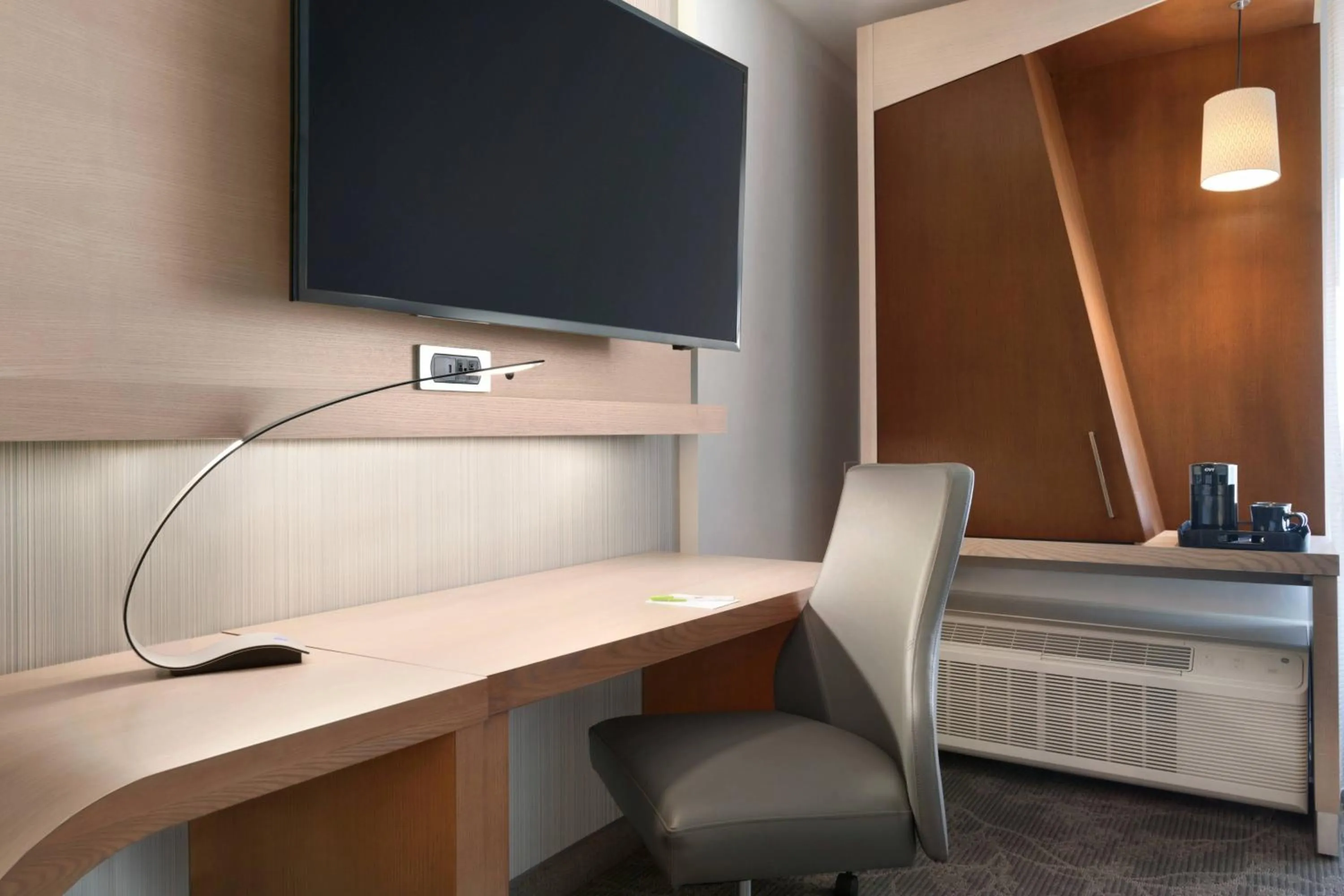 Photo of the whole room in Courtyard by Marriott Toronto Mississauga/West