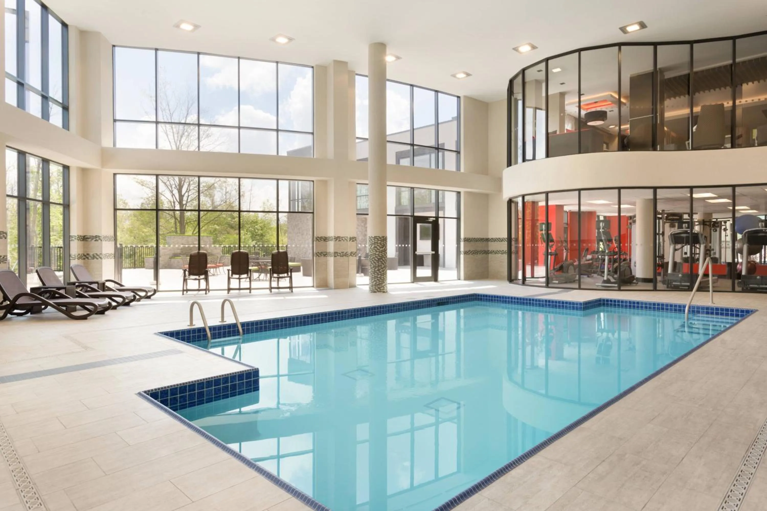 Swimming pool in Courtyard by Marriott Toronto Mississauga/West