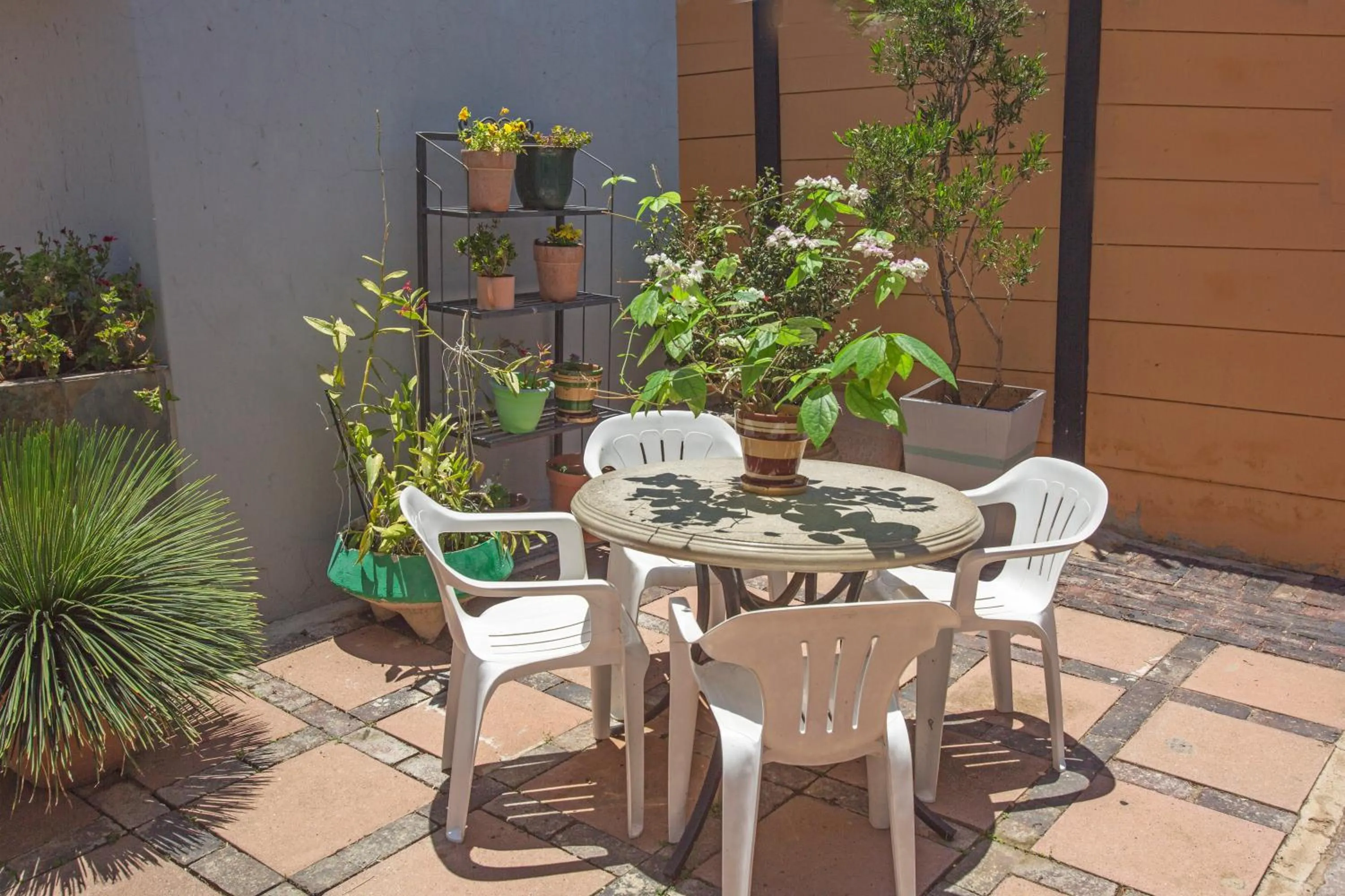 Garden in Spacious Garden Cottage