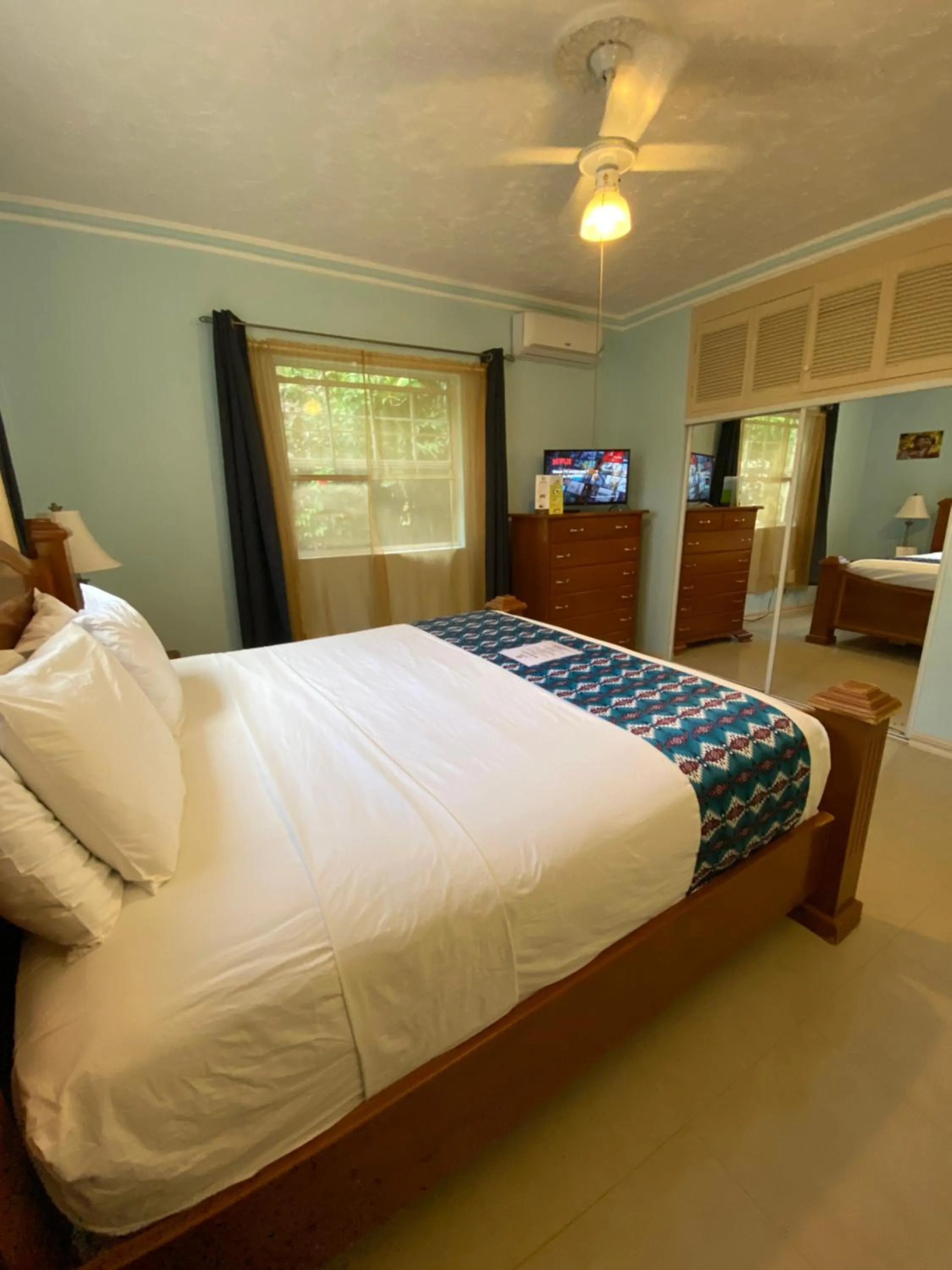 TV and multimedia, Bed in All Nations Guest House