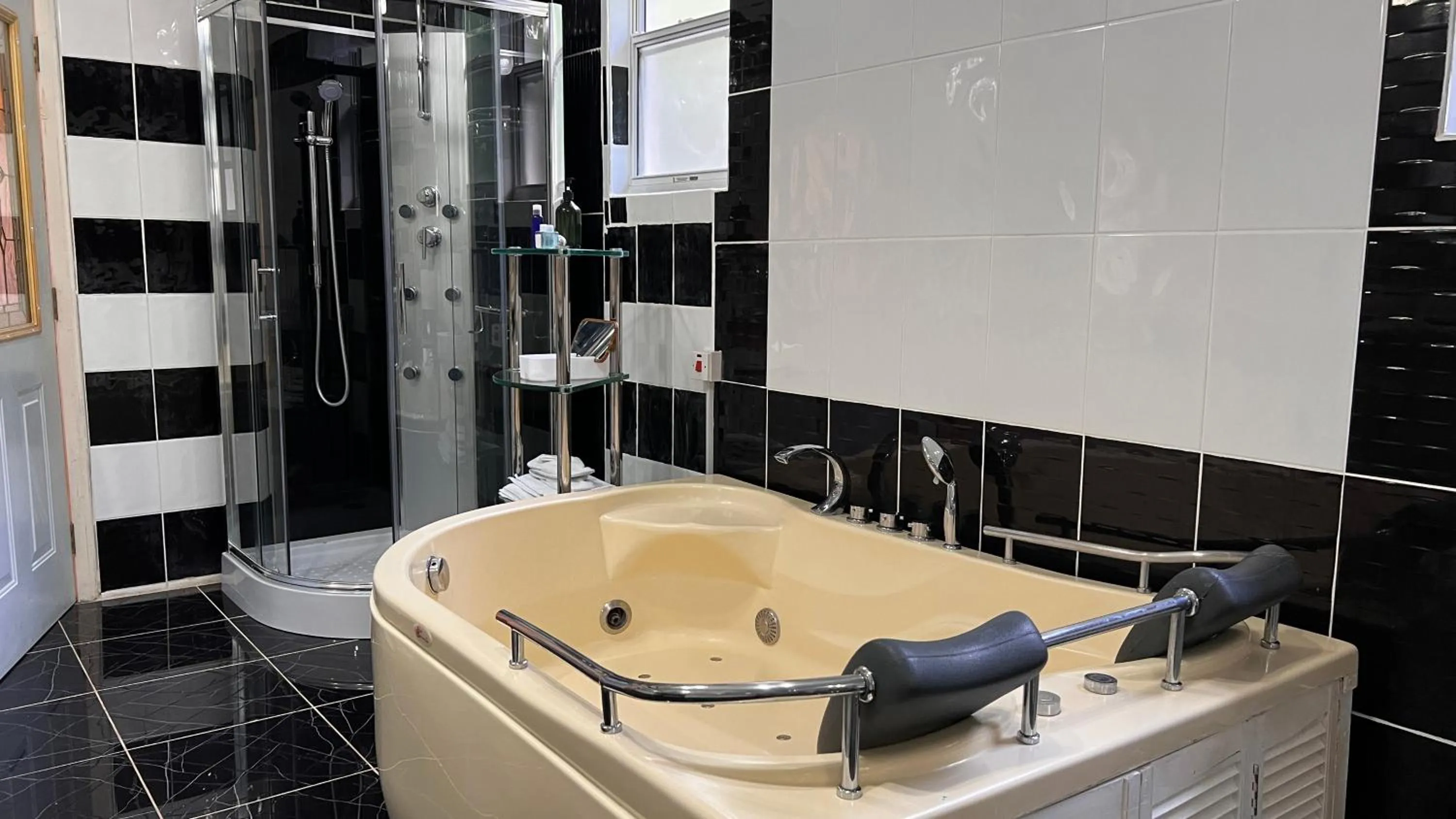 Bath in All Nations Guest House