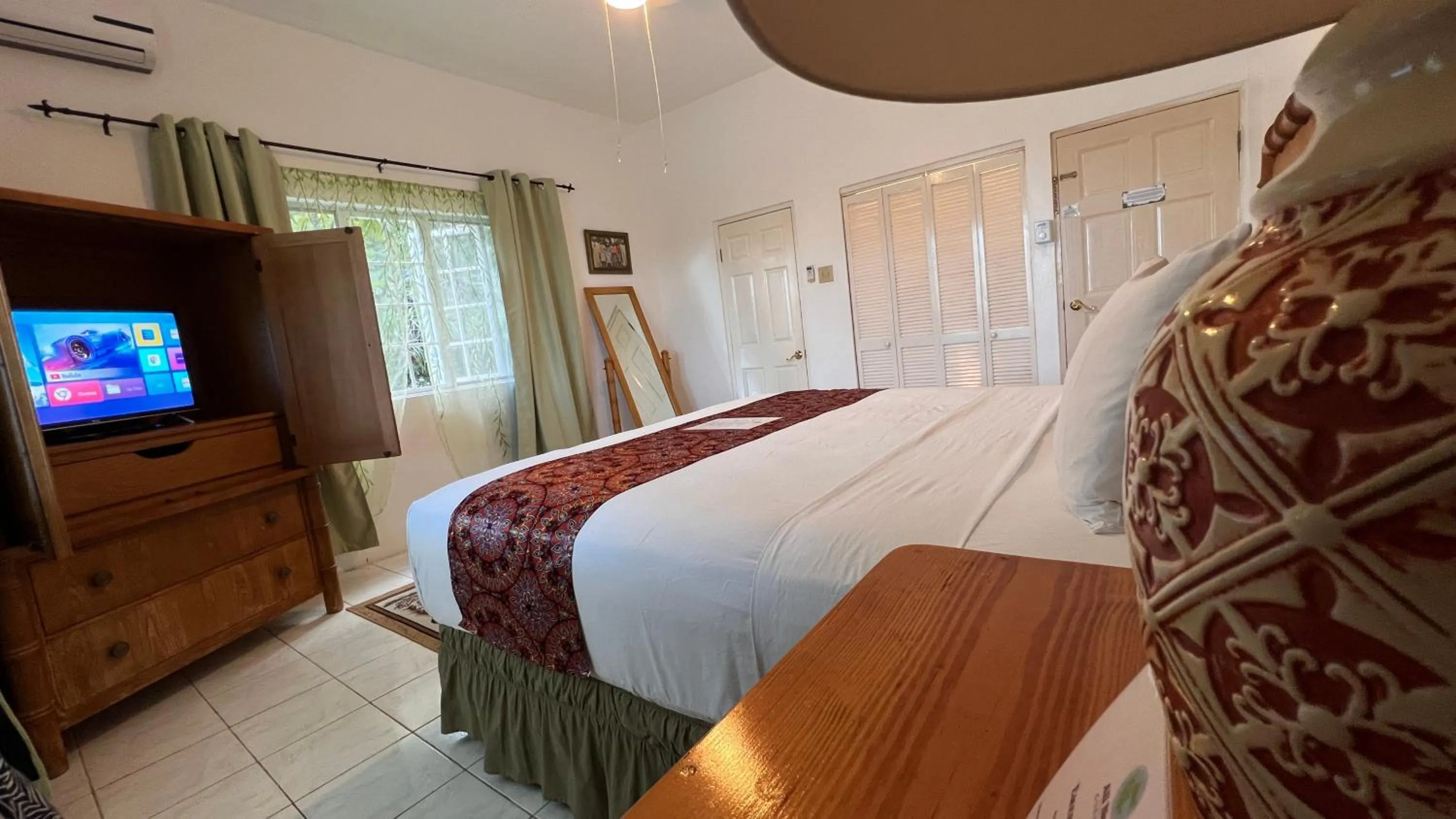 TV and multimedia, Bed in All Nations Guest House