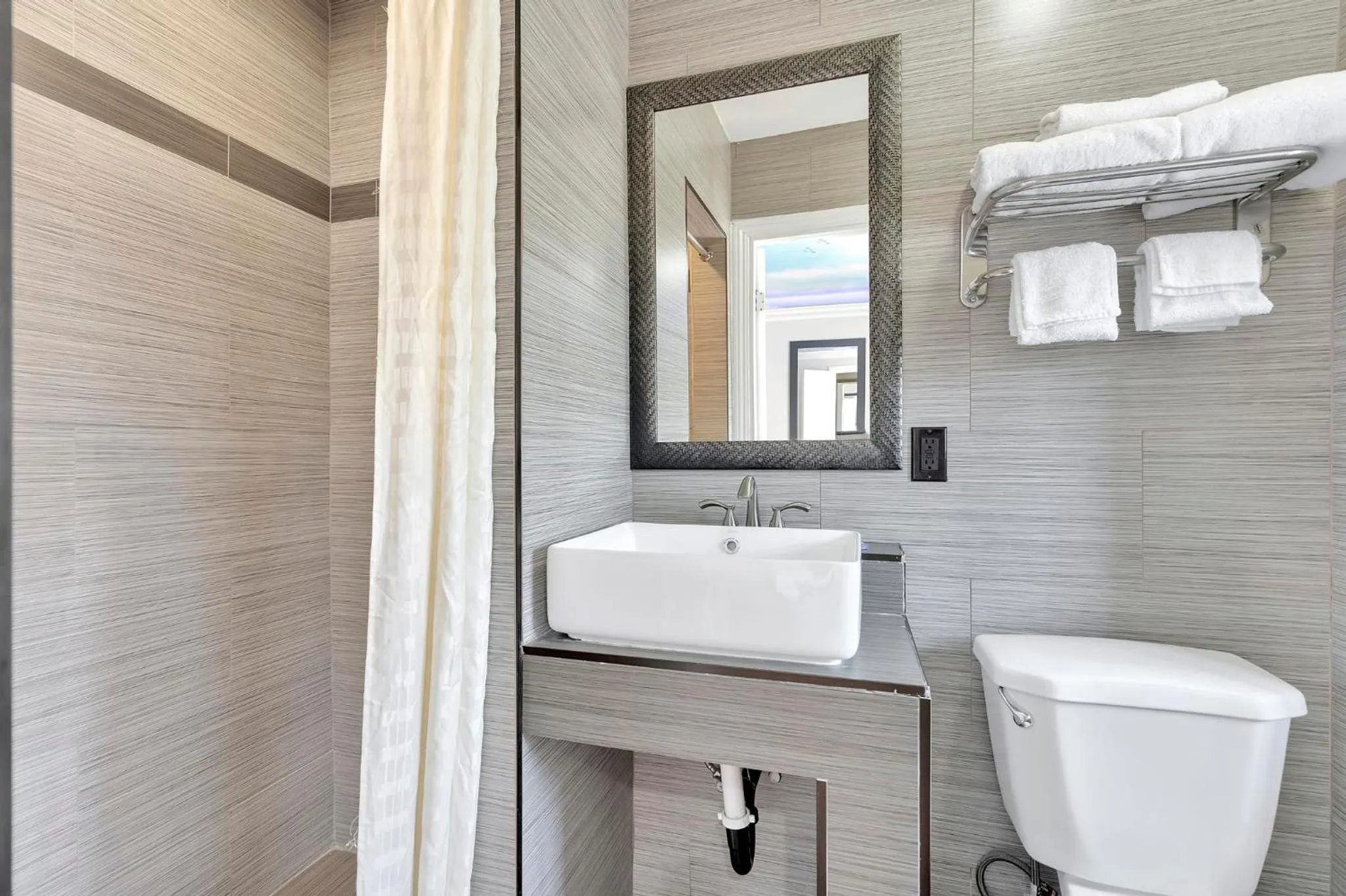 Bathroom in Mid City Inn