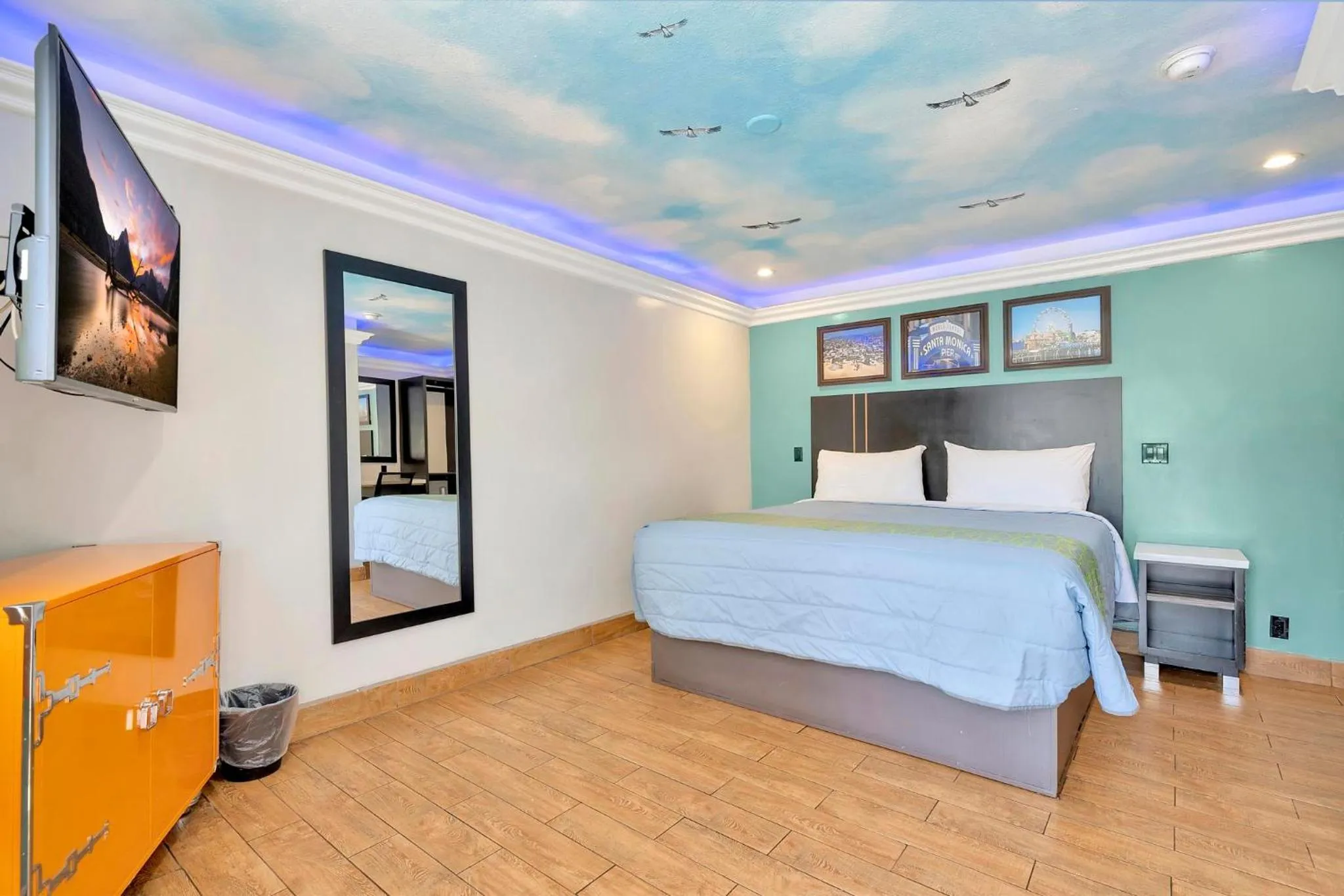 Bedroom, Bed in Mid City Inn