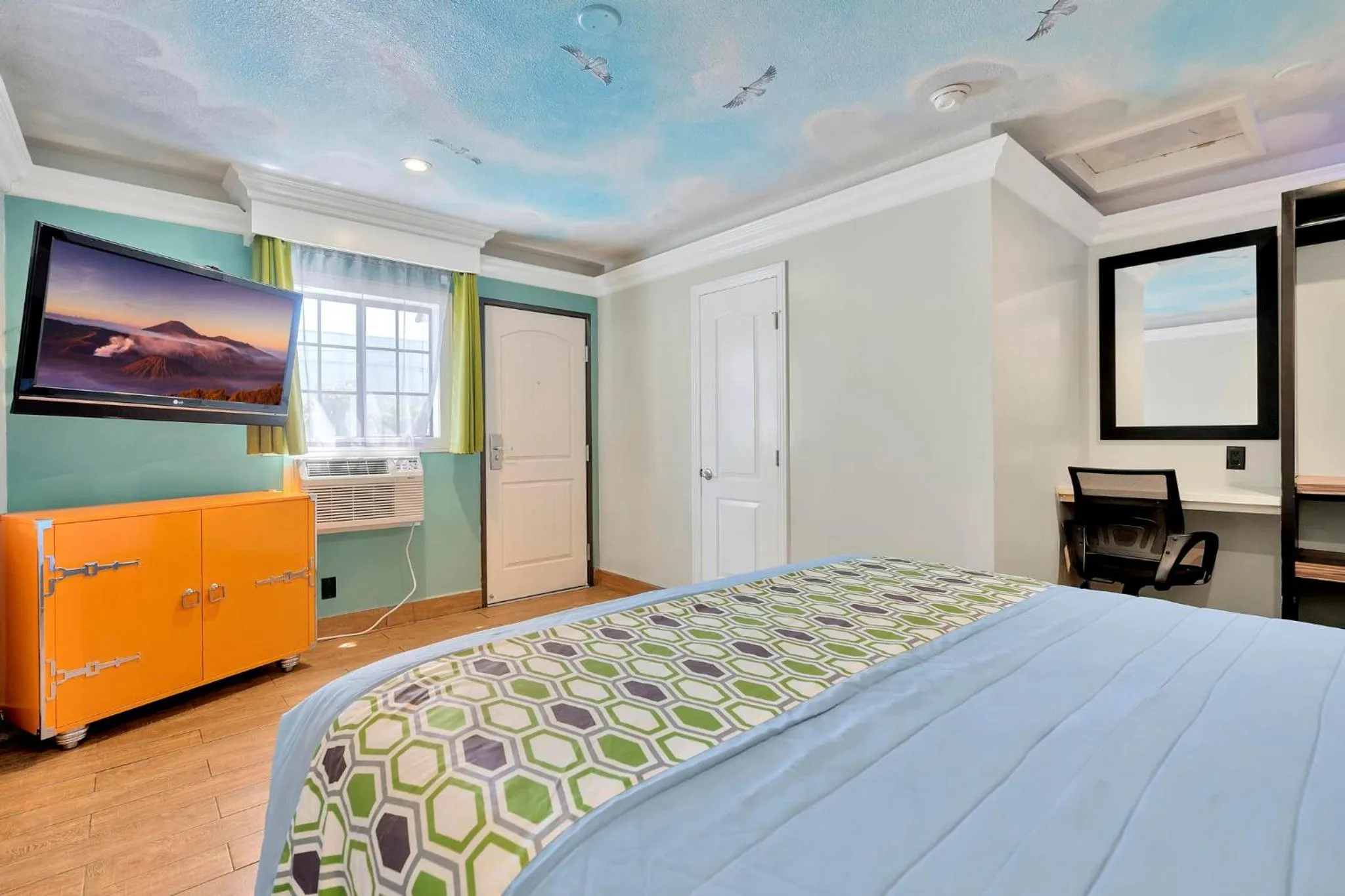 Bedroom, Bed in Mid City Inn