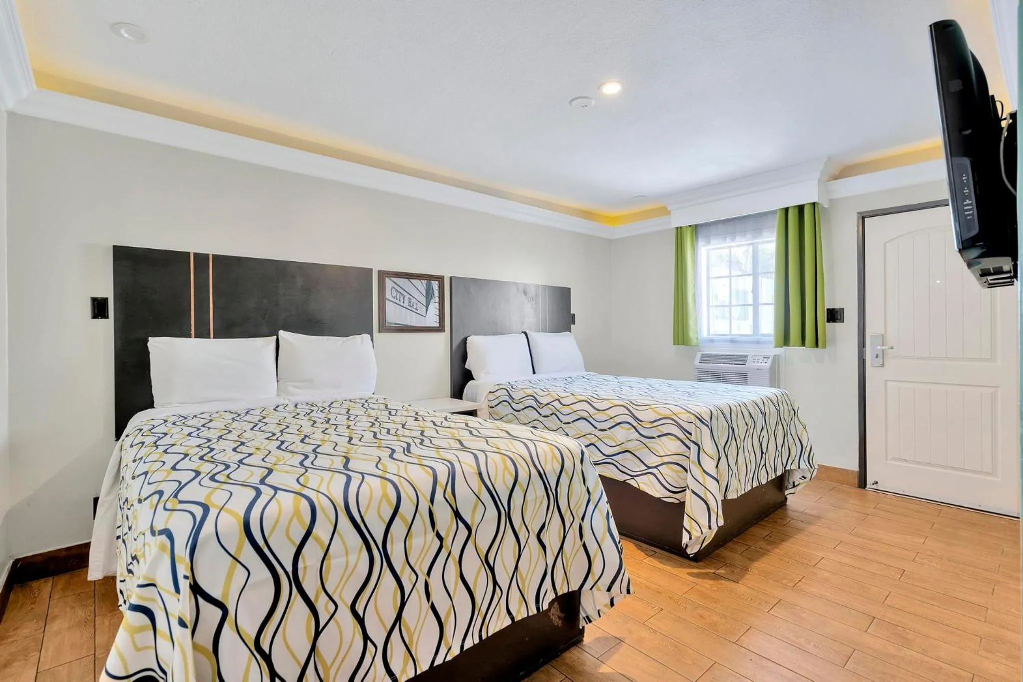 Bedroom, Bed in Mid City Inn