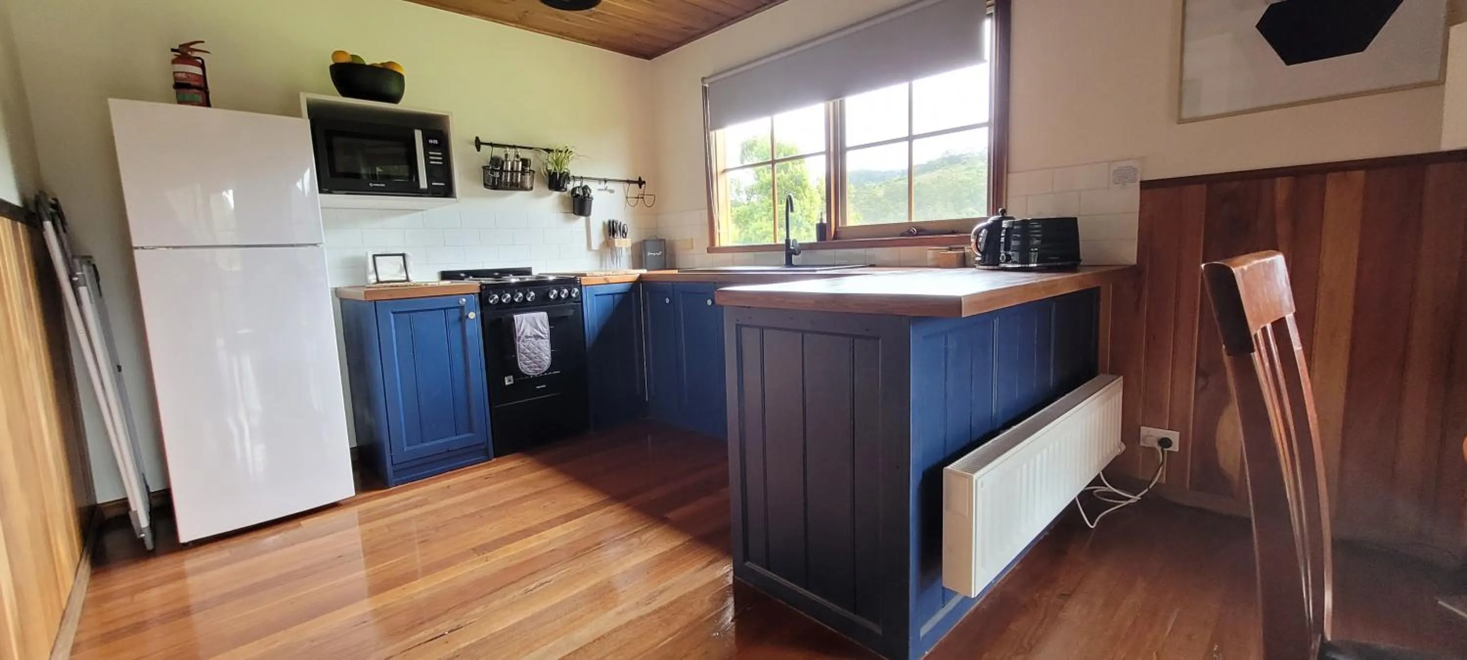 Kitchen or kitchenette in Tall Trees Eco Retreat - Blackwood Cottage