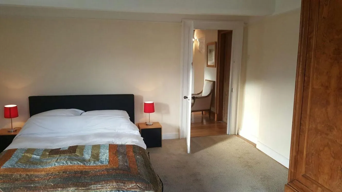 Bedroom, Bed in Grigshot Apartment