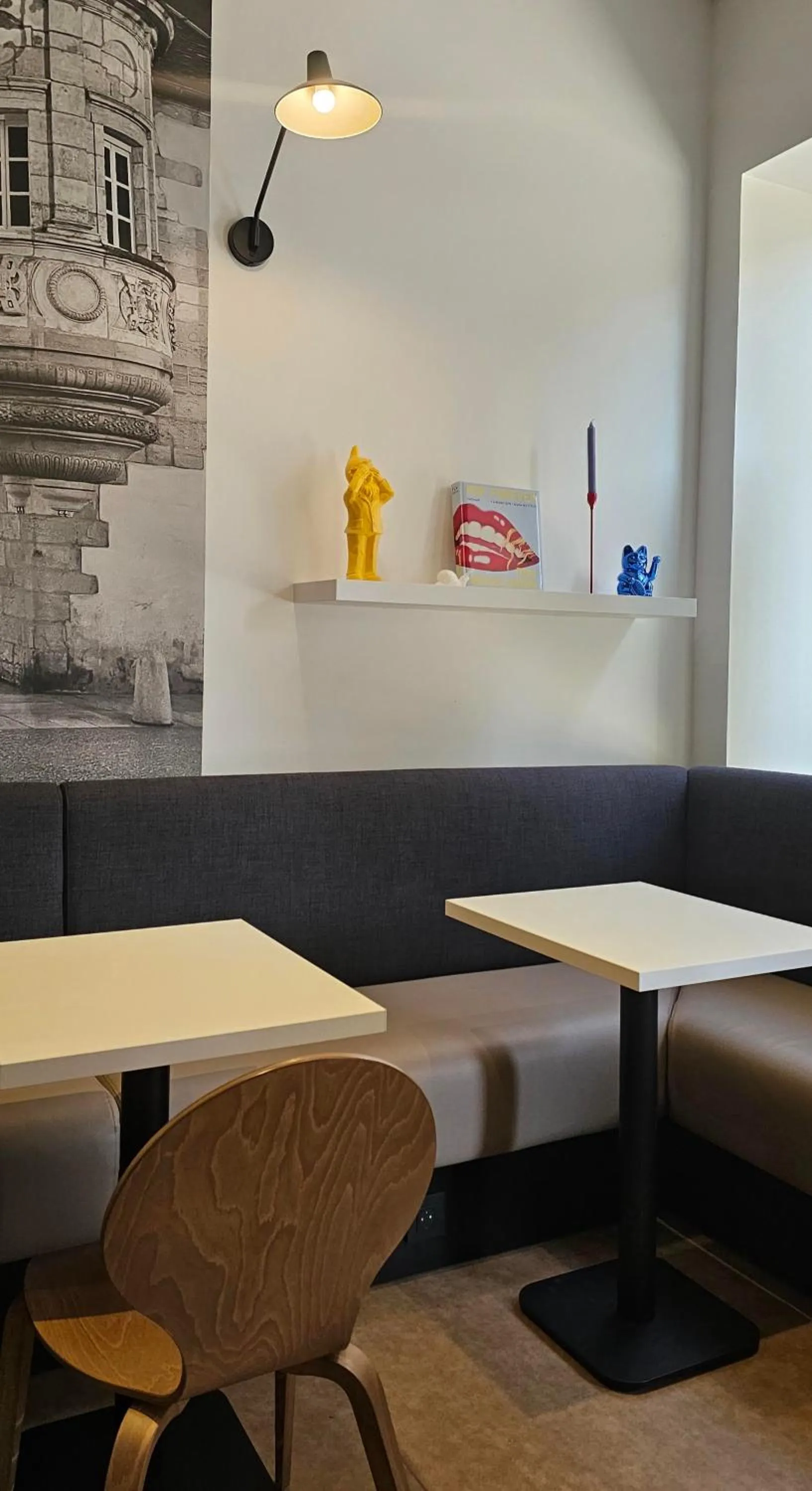 Seating area in B&B HOTEL Dijon Centre