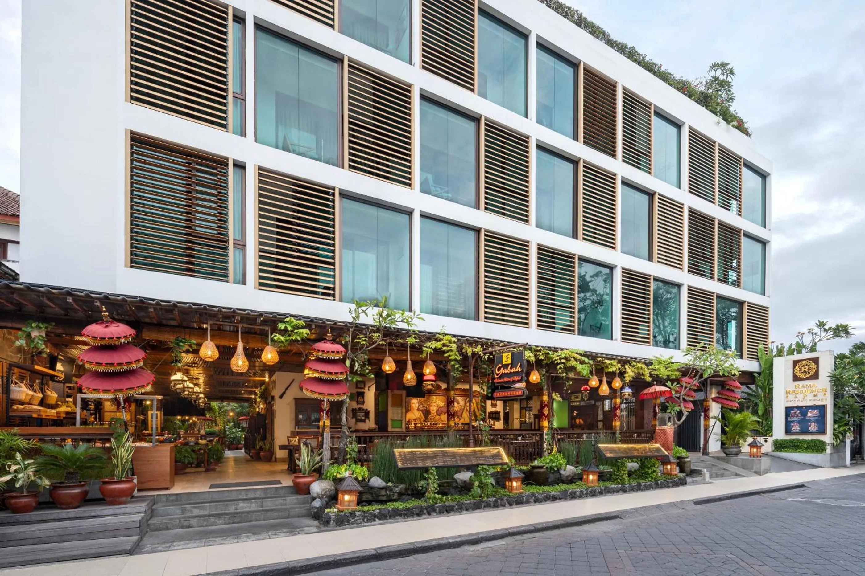 Facade/entrance in Rama Residence Padma