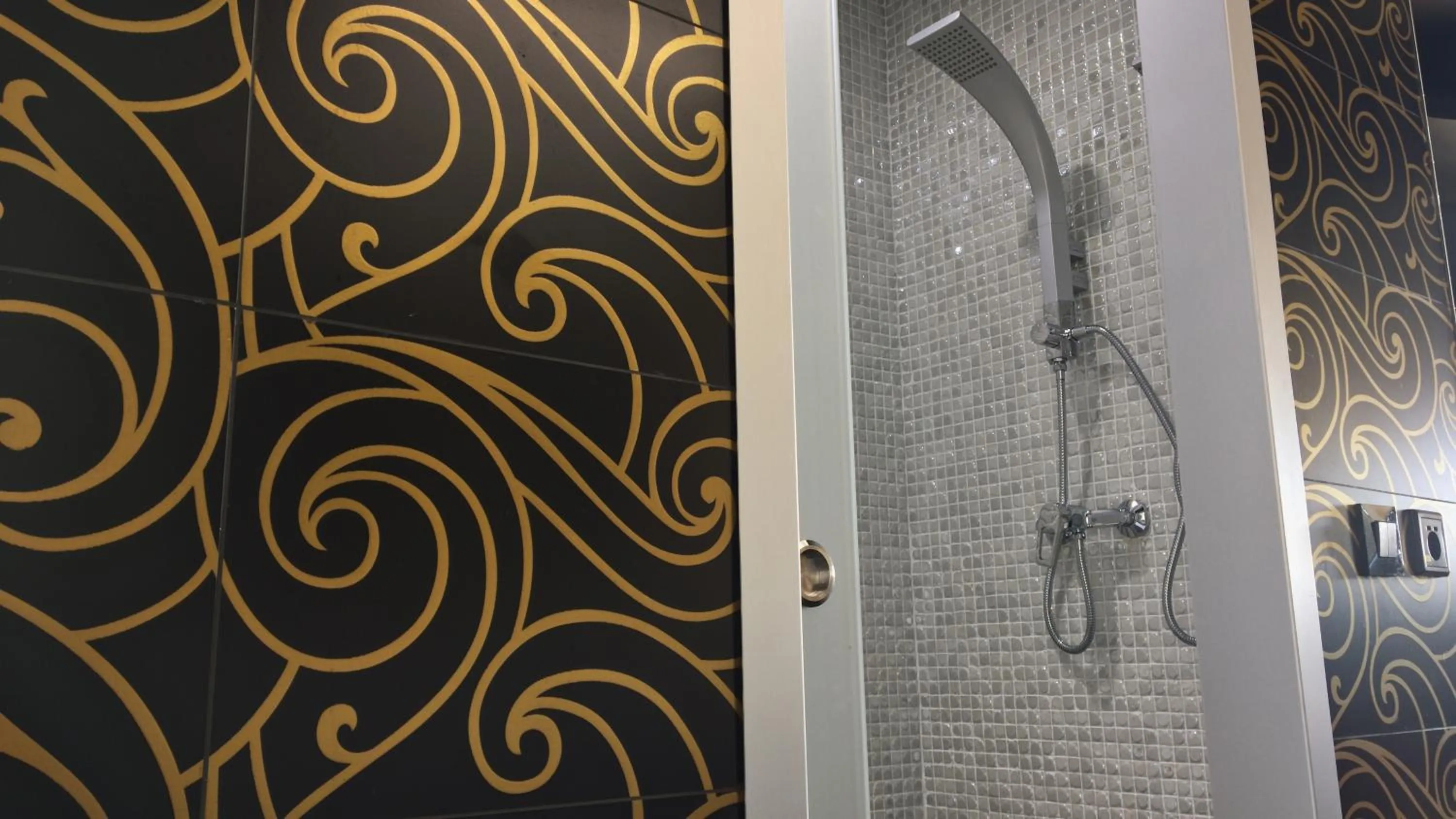 Shower in Motel Venus Madrid Norte