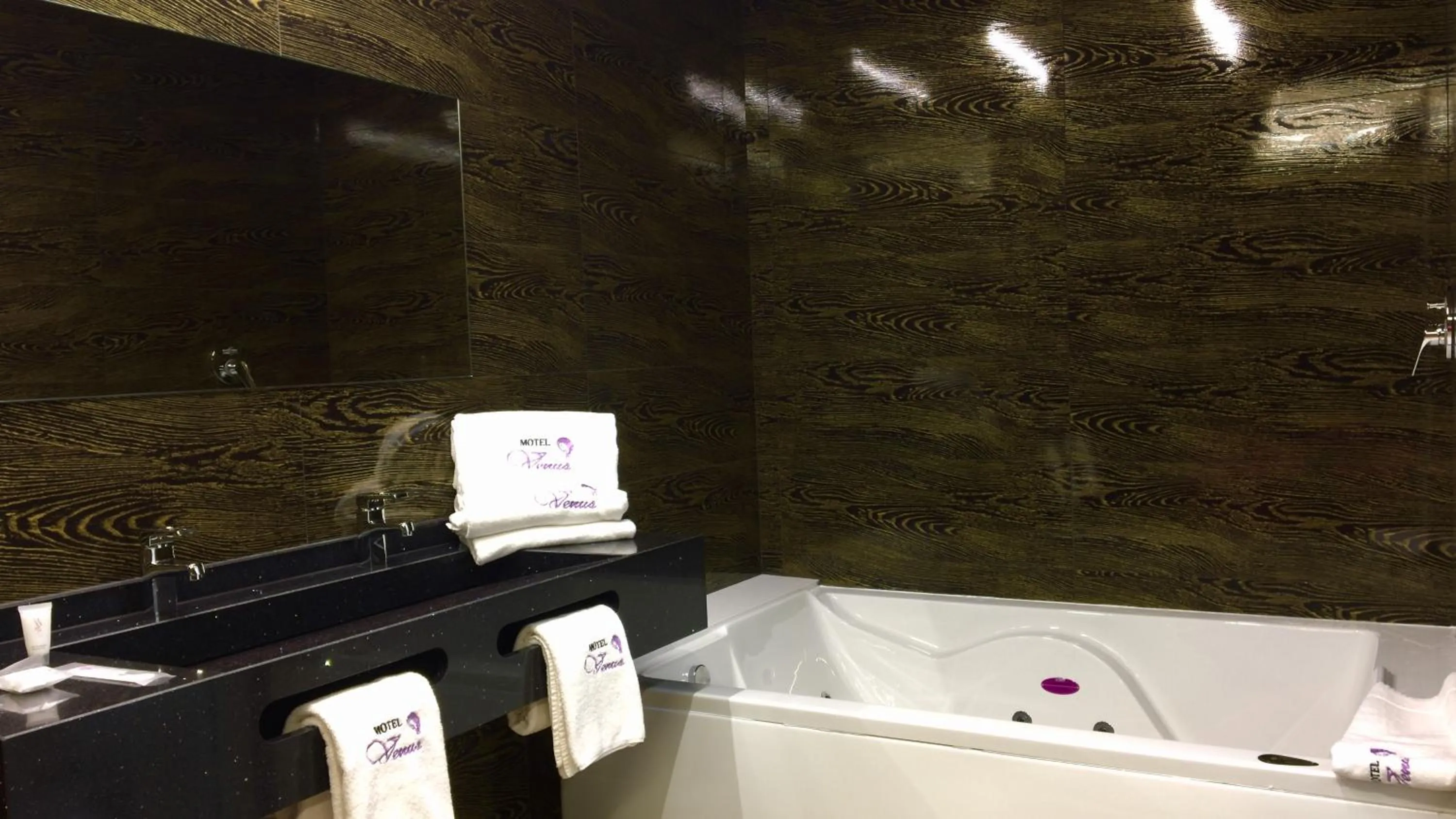 Hot Tub in Motel Venus Madrid Norte