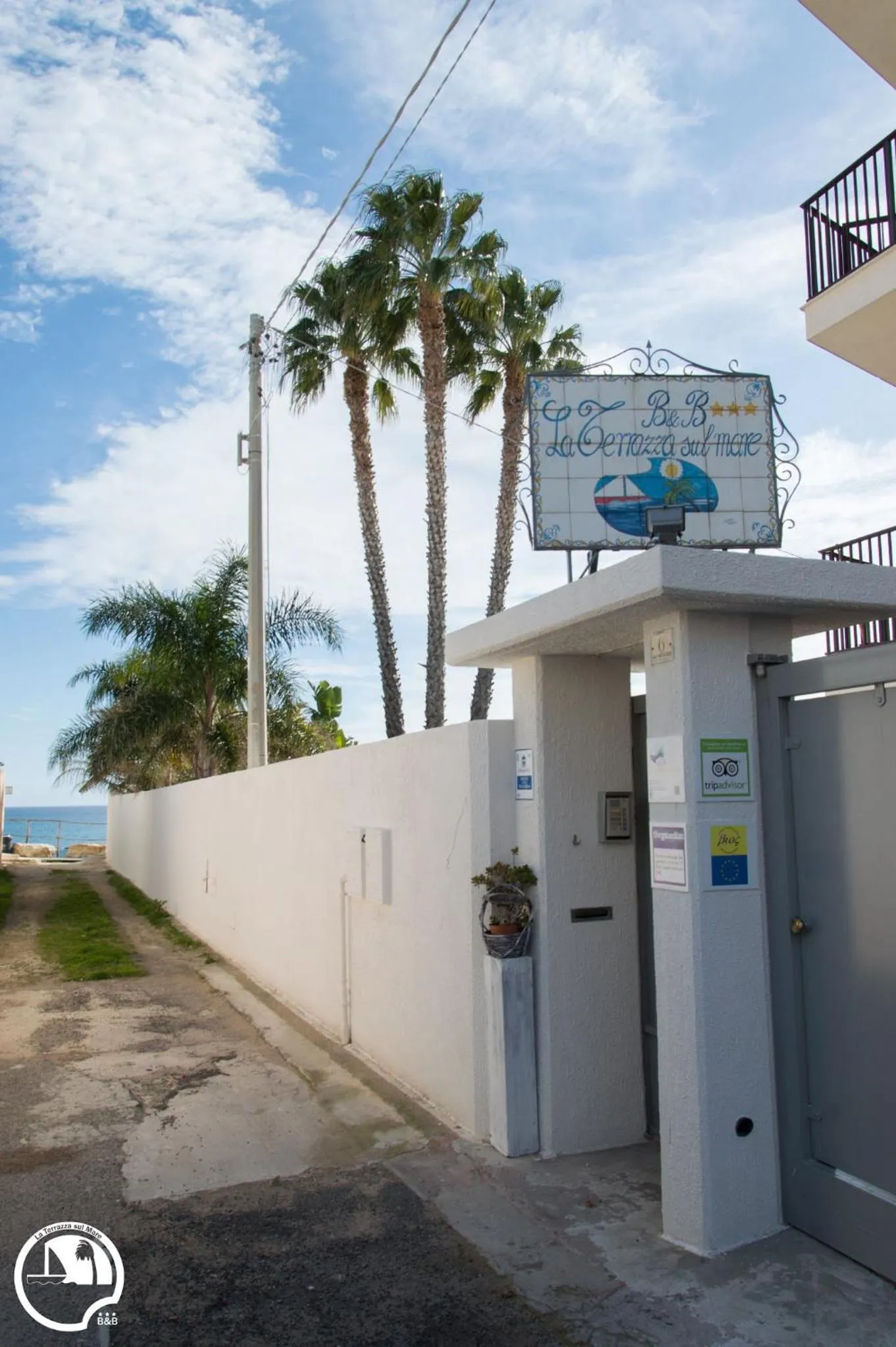 Facade/entrance in B&B La terrazza sul mare