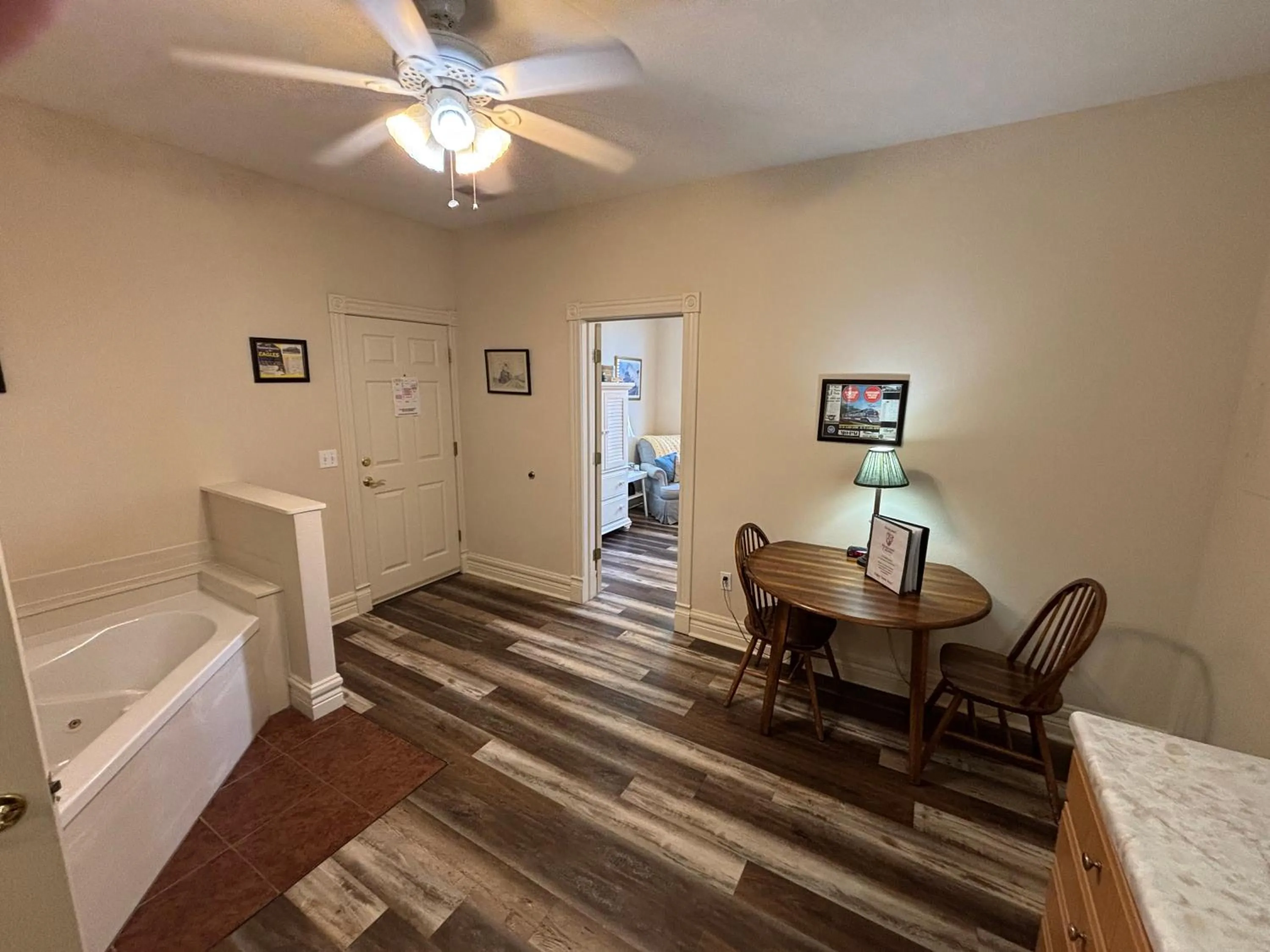 Living room, Bed in Hermann Crown Suites