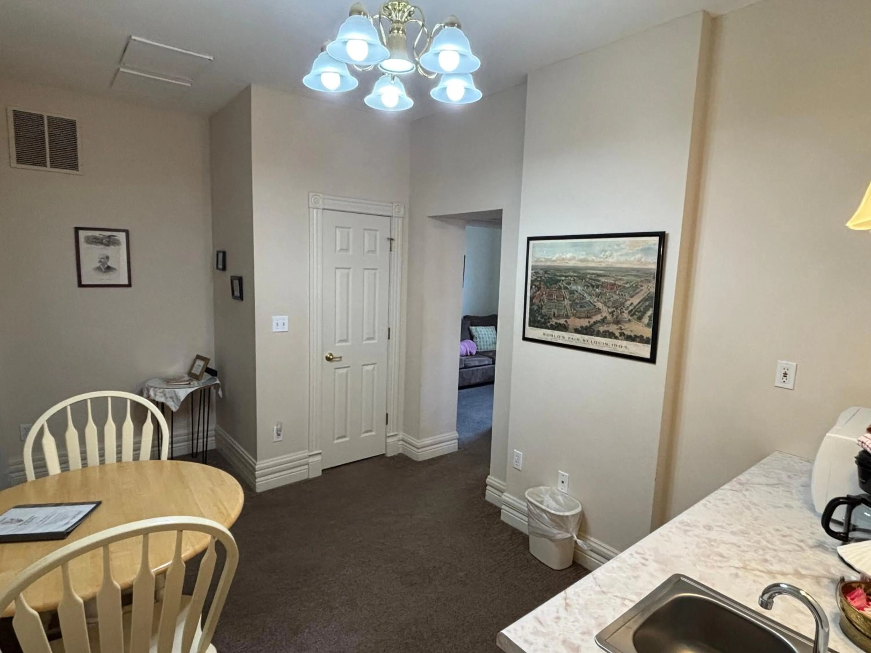 Kitchen or kitchenette in Hermann Crown Suites