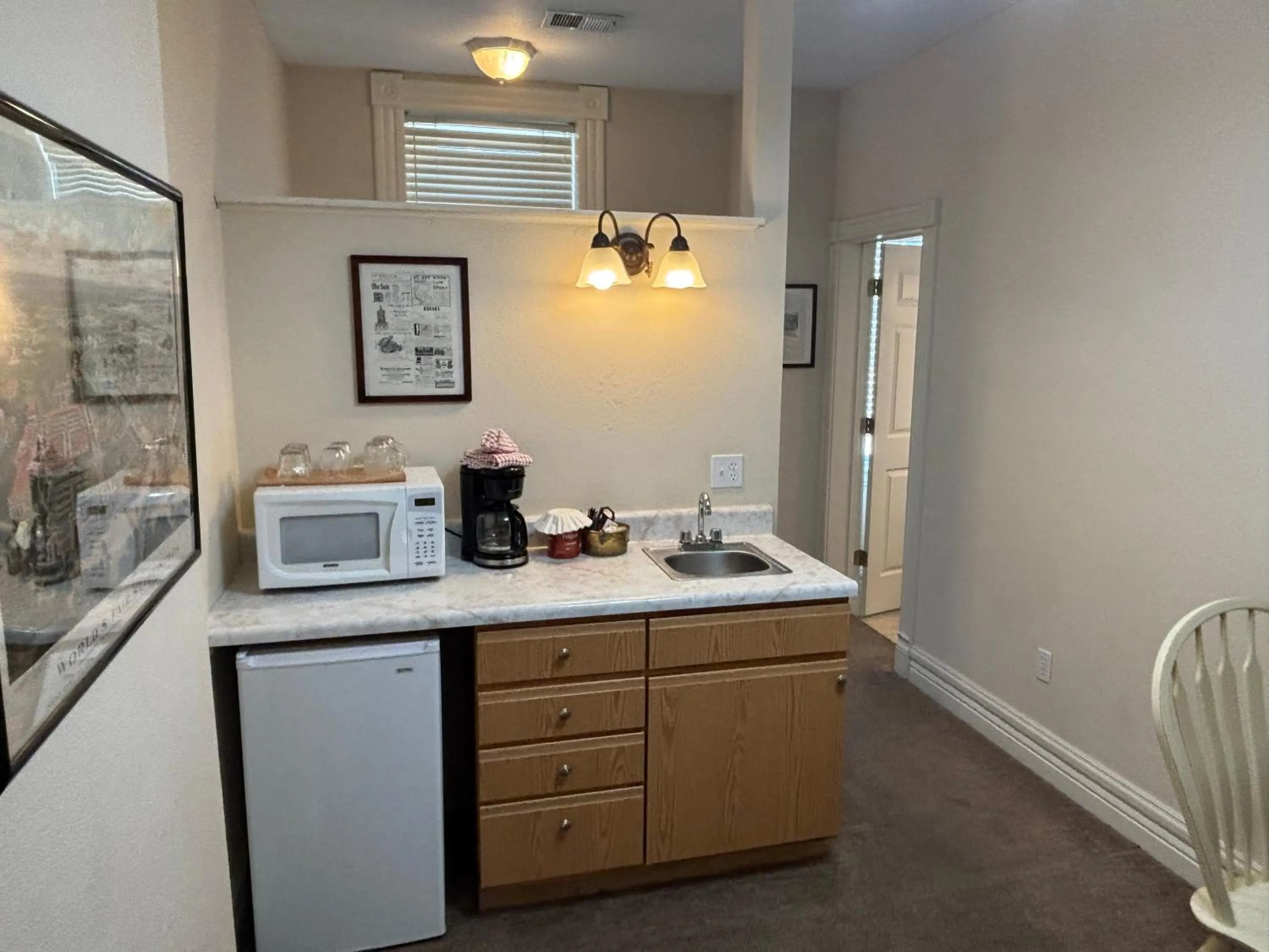 Kitchen or kitchenette in Hermann Crown Suites