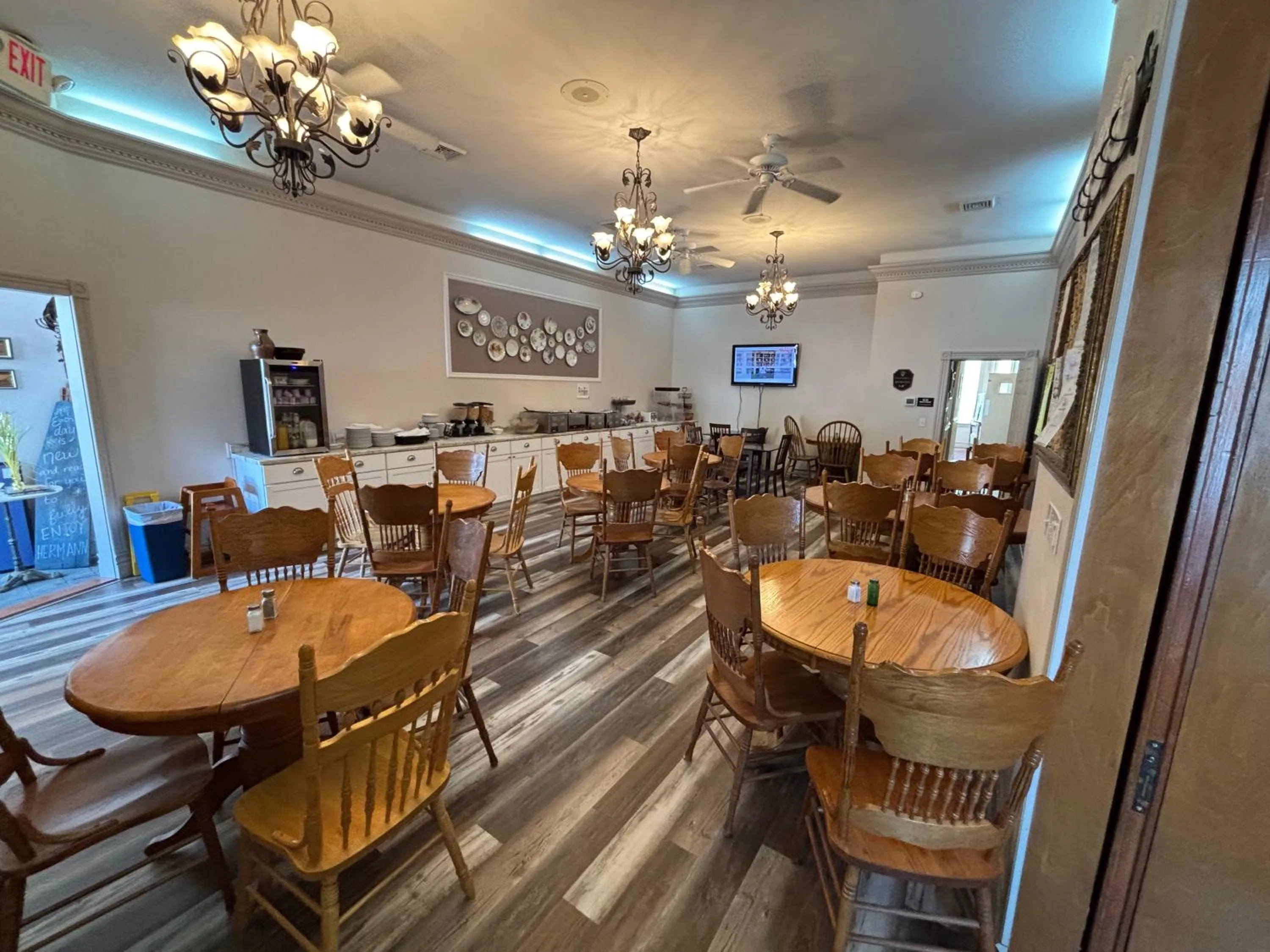 Restaurant/places to eat in Hermann Crown Suites