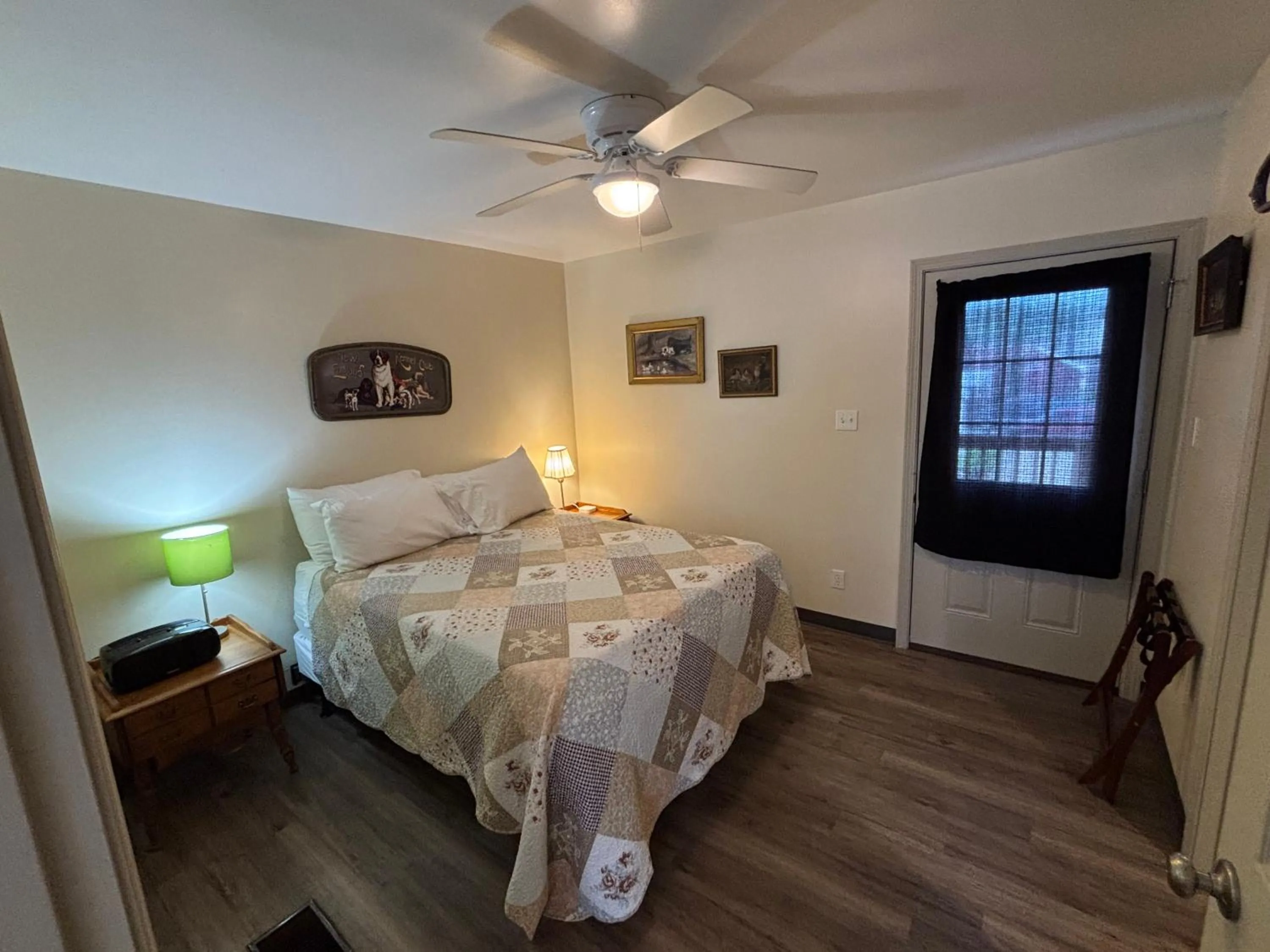 Bedroom, Bed in Hermann Crown Suites