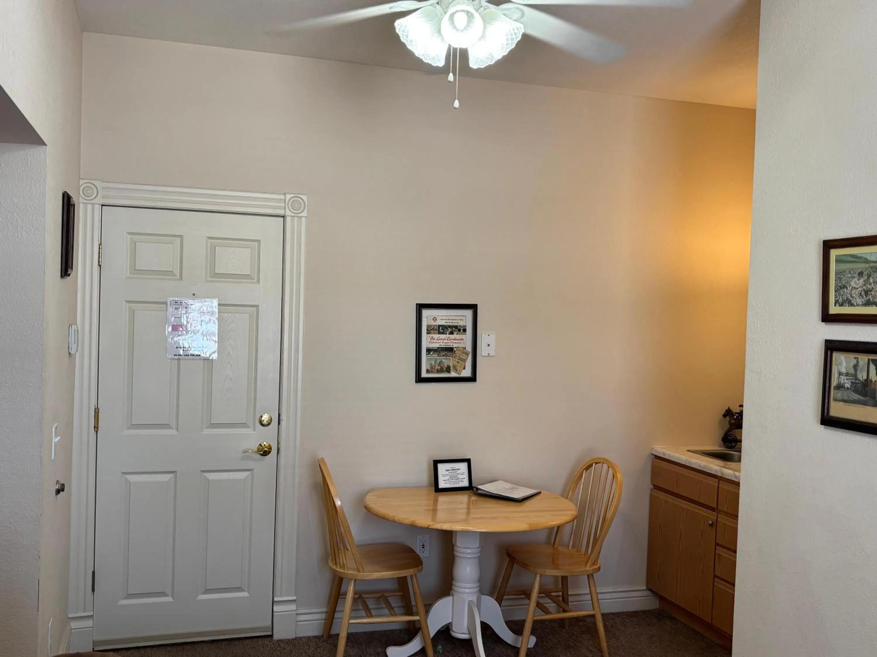 Dining area in Hermann Crown Suites