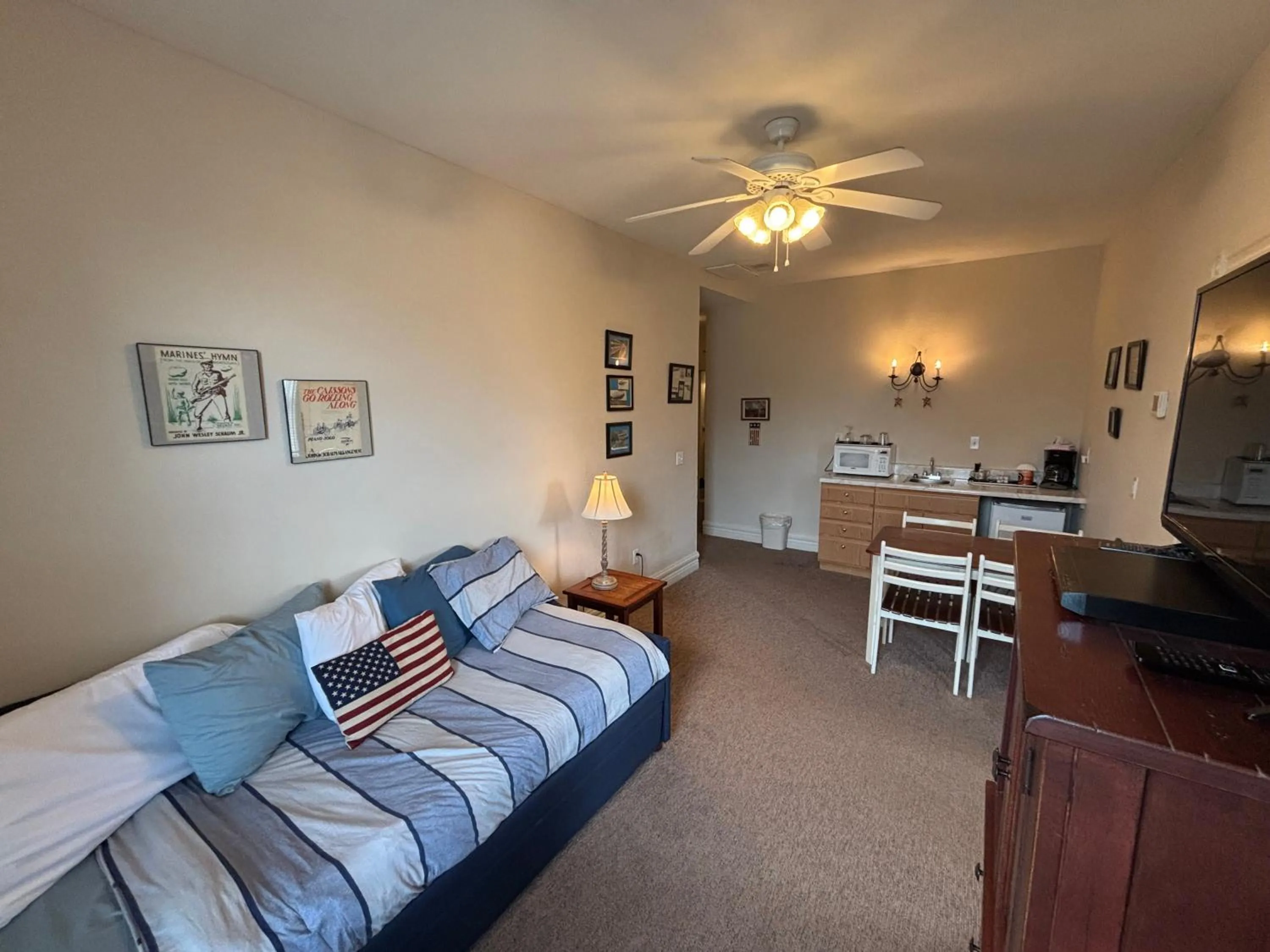 Living room, Bed in Hermann Crown Suites