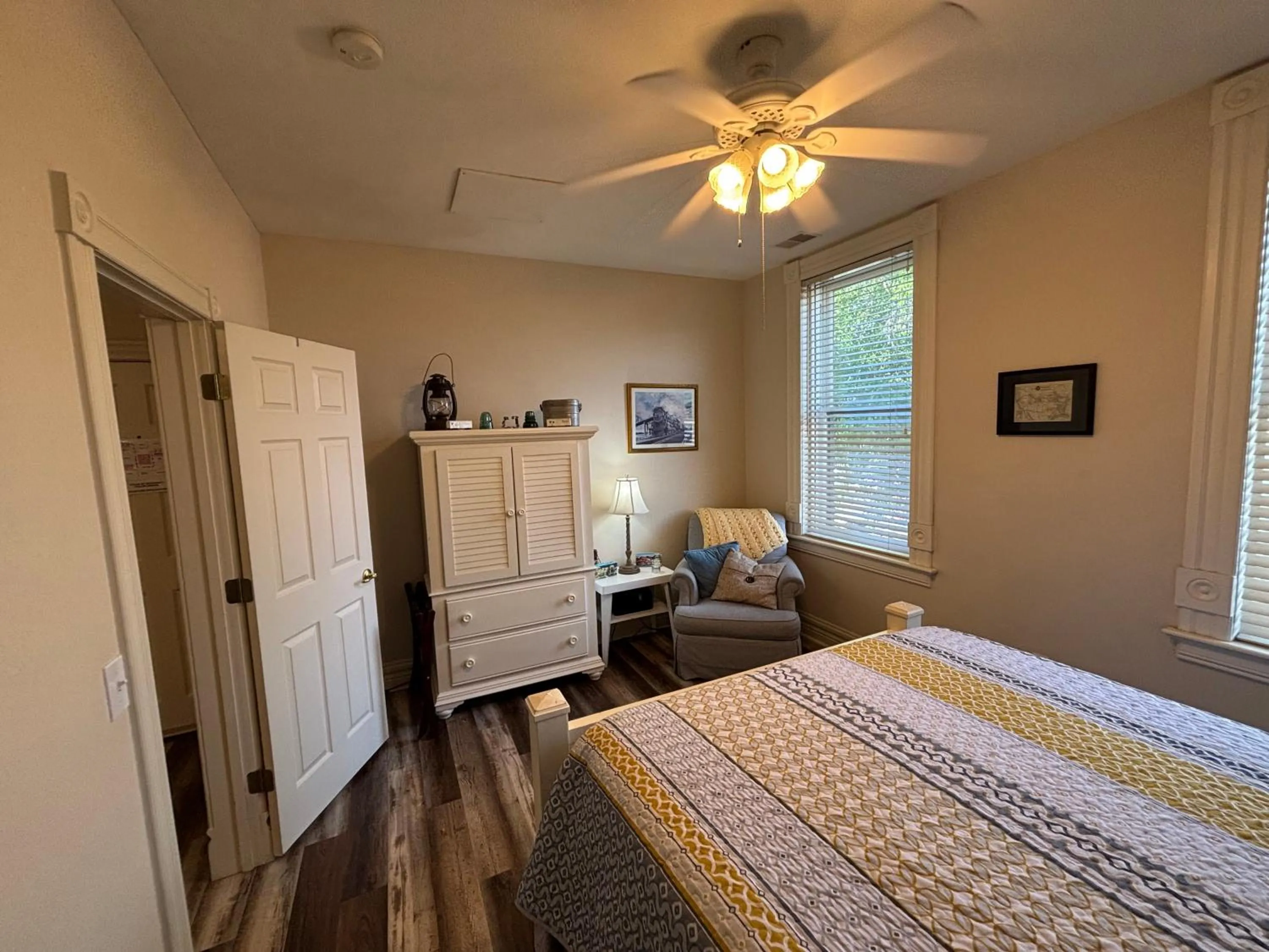 Bedroom, Bed in Hermann Crown Suites