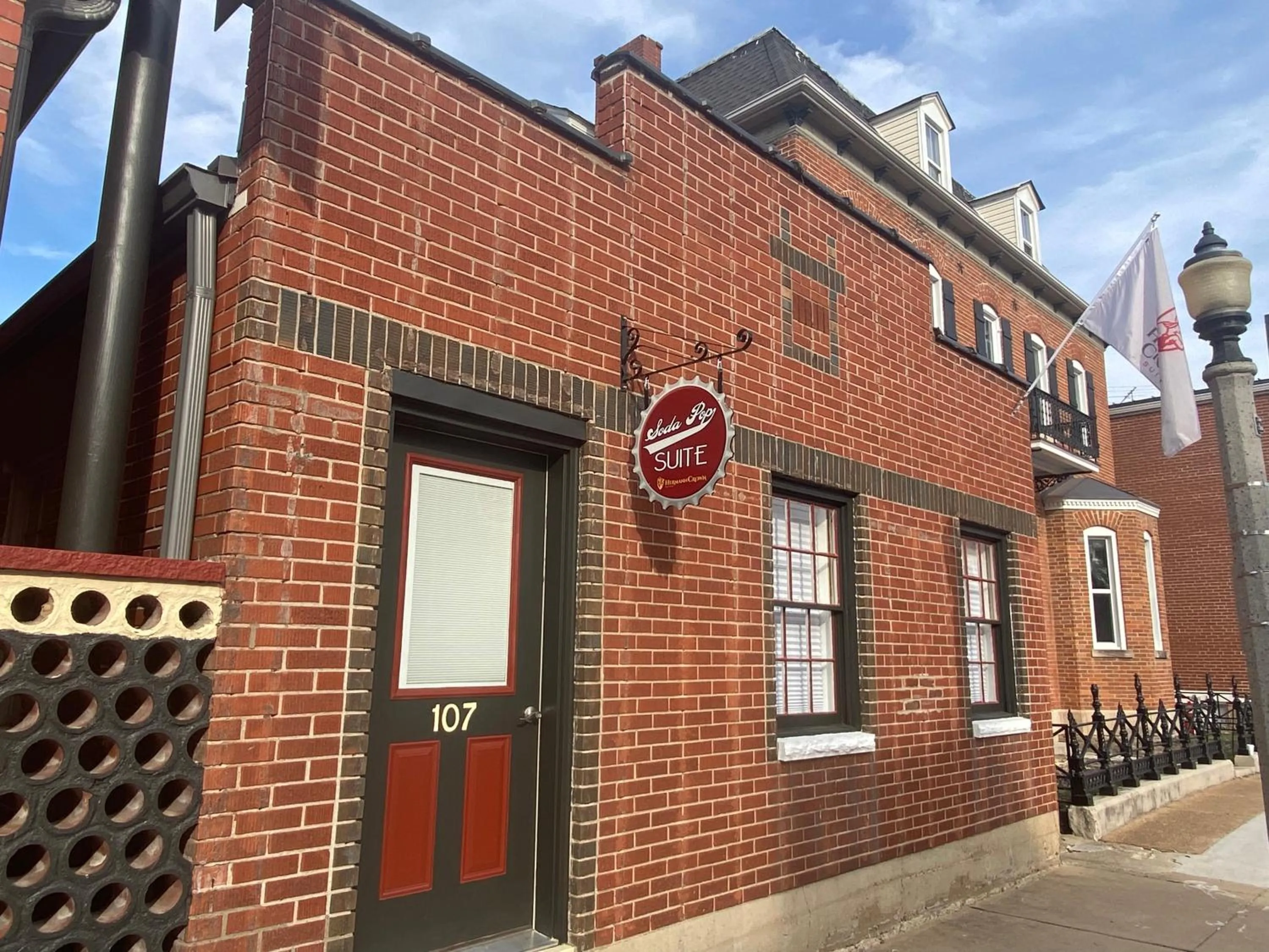 Hermann Crown Suites