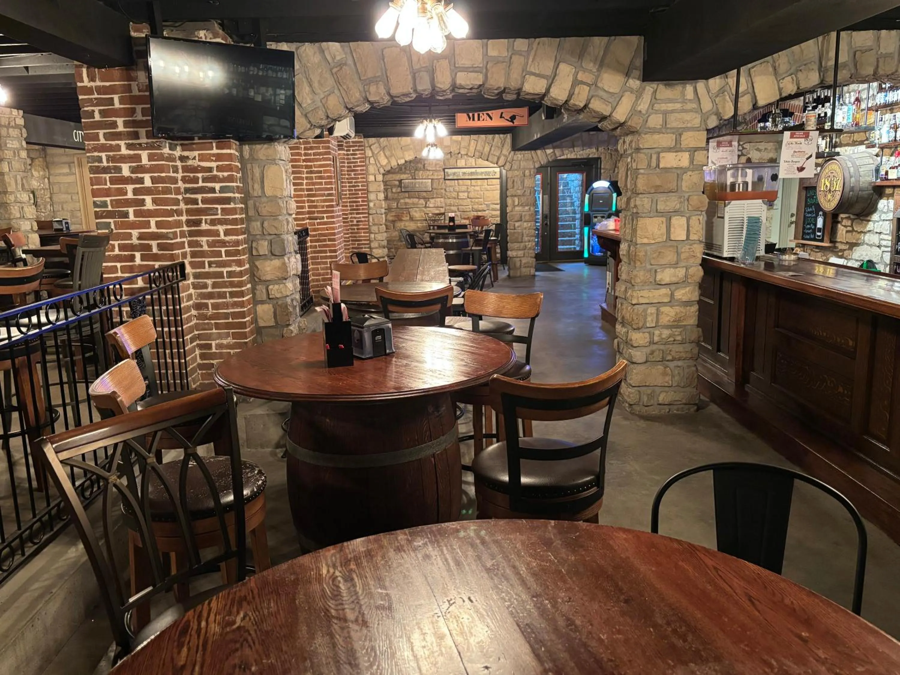 Restaurant/places to eat in Hermann Crown Suites