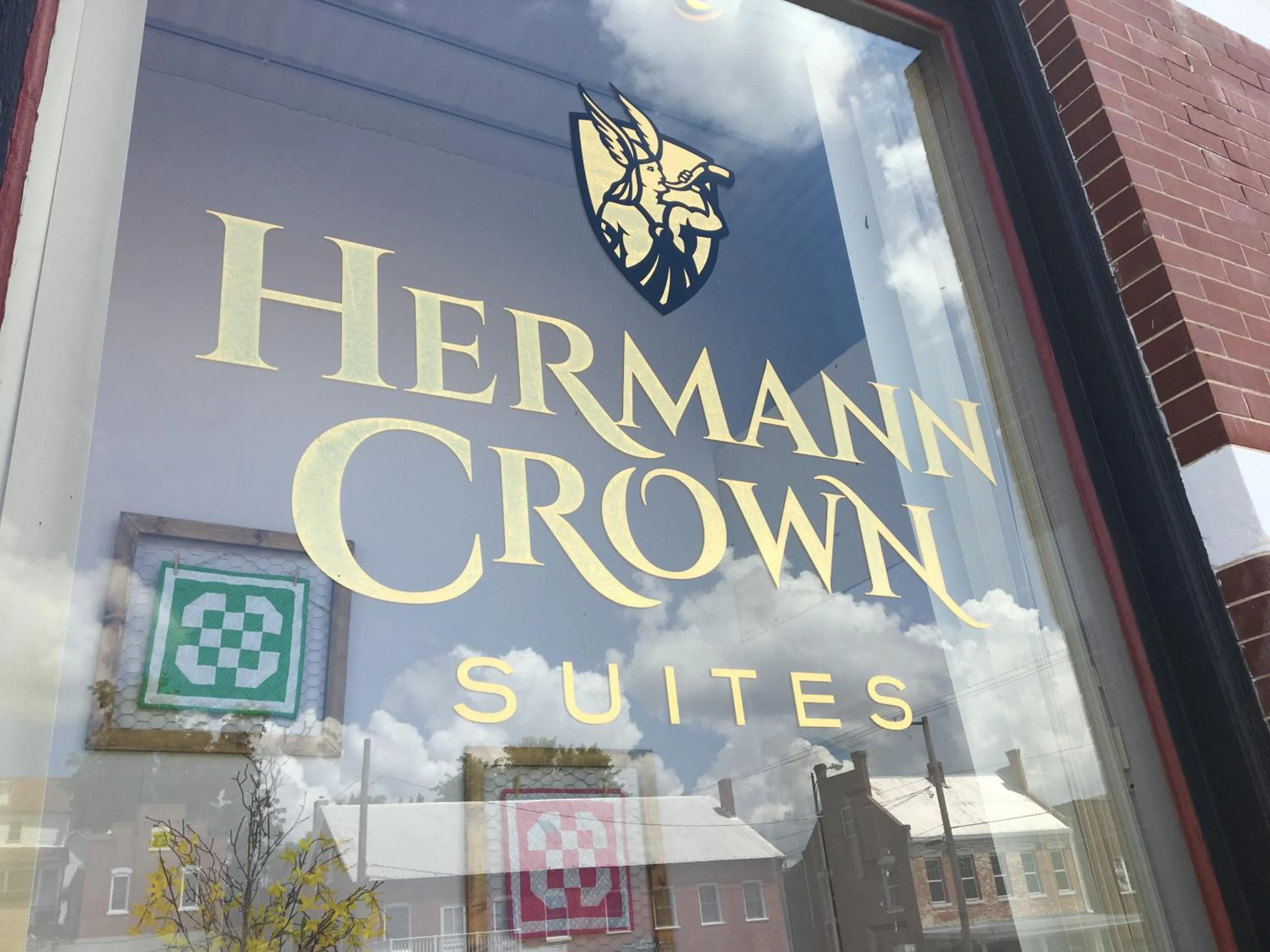 Facade/entrance in Hermann Crown Suites