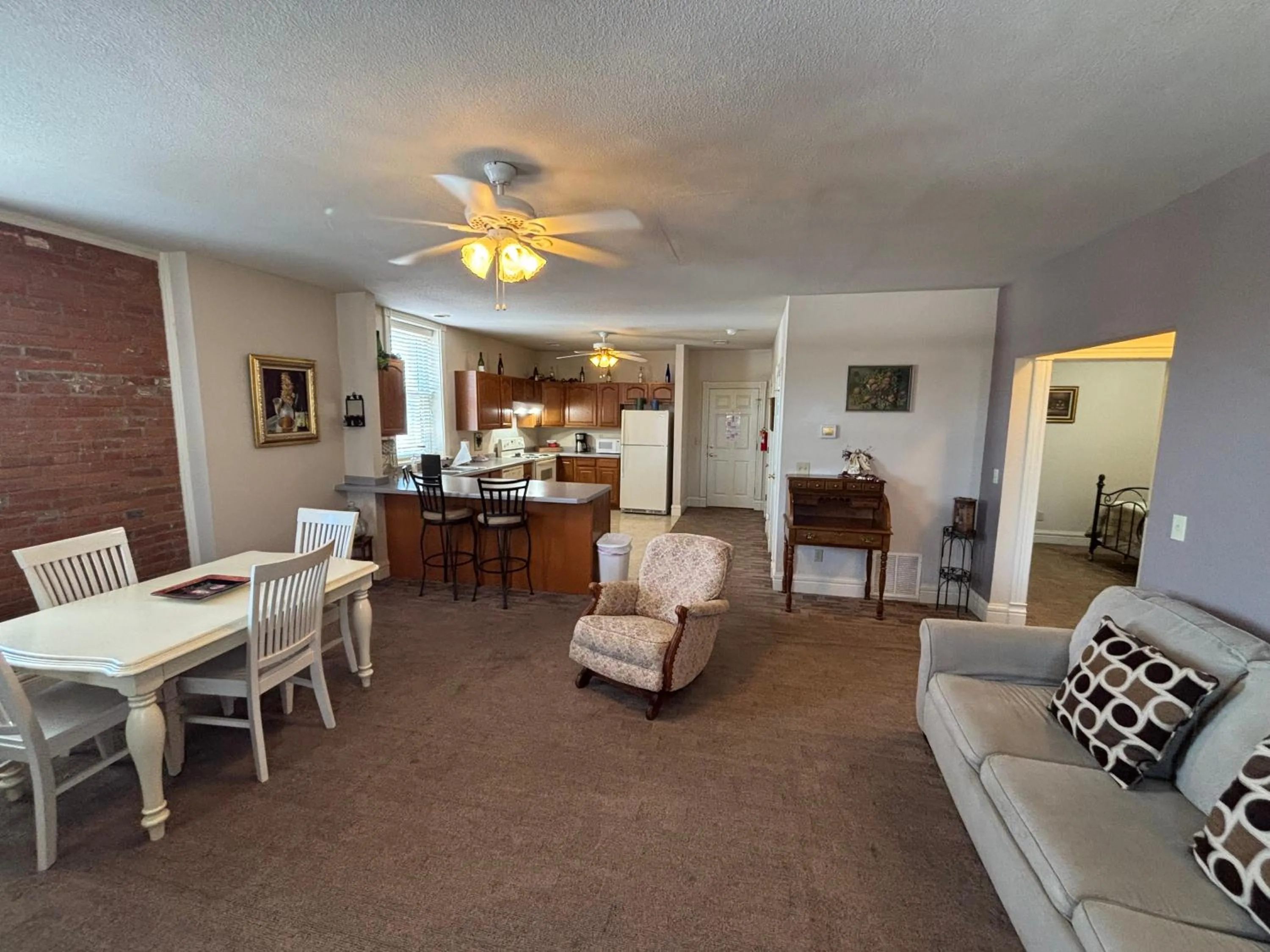 Kitchen or kitchenette in Hermann Crown Suites