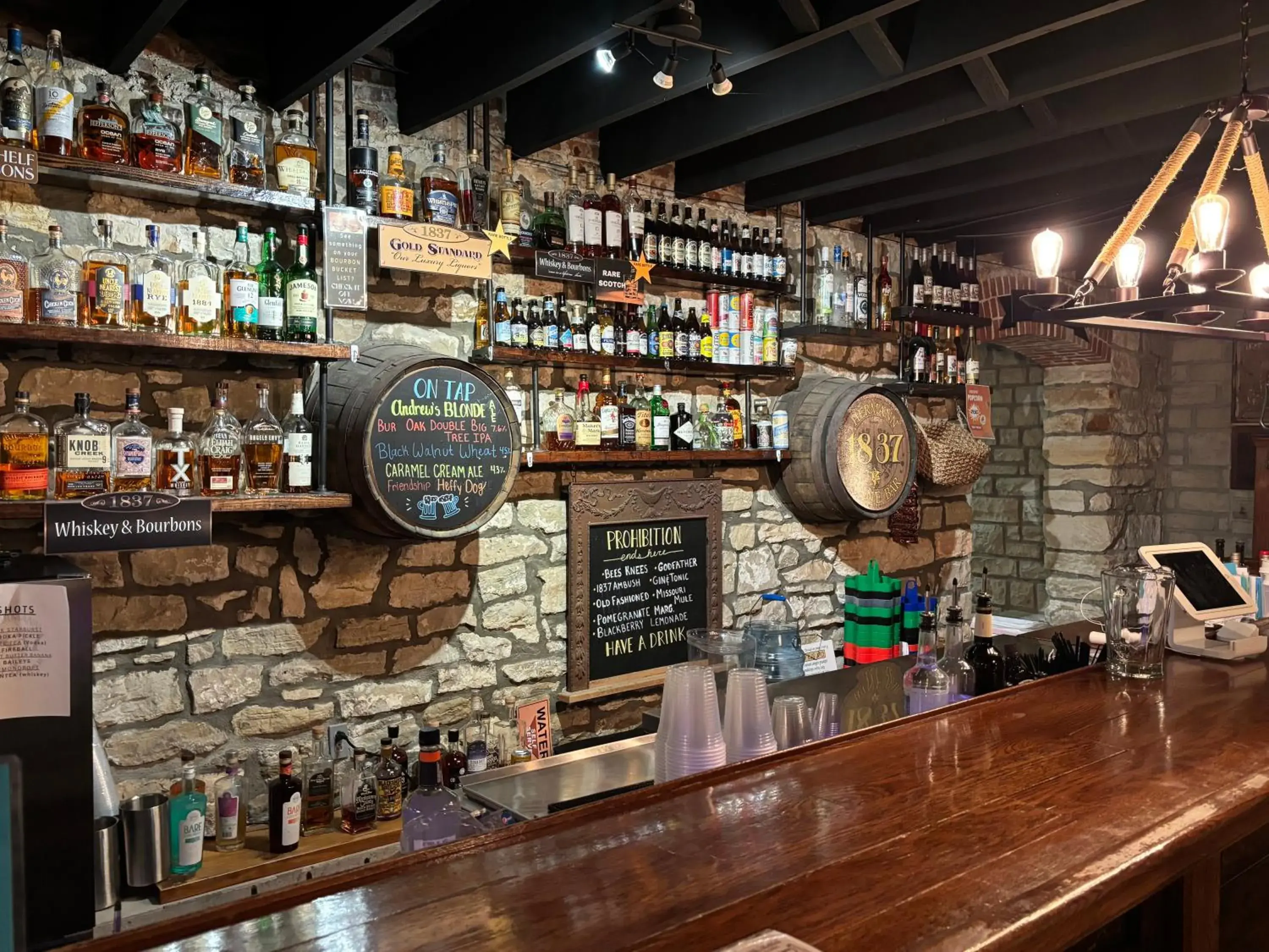 Victorian Suite in Hermann Crown Suites Victorian Suite in Hermann Crown Suites