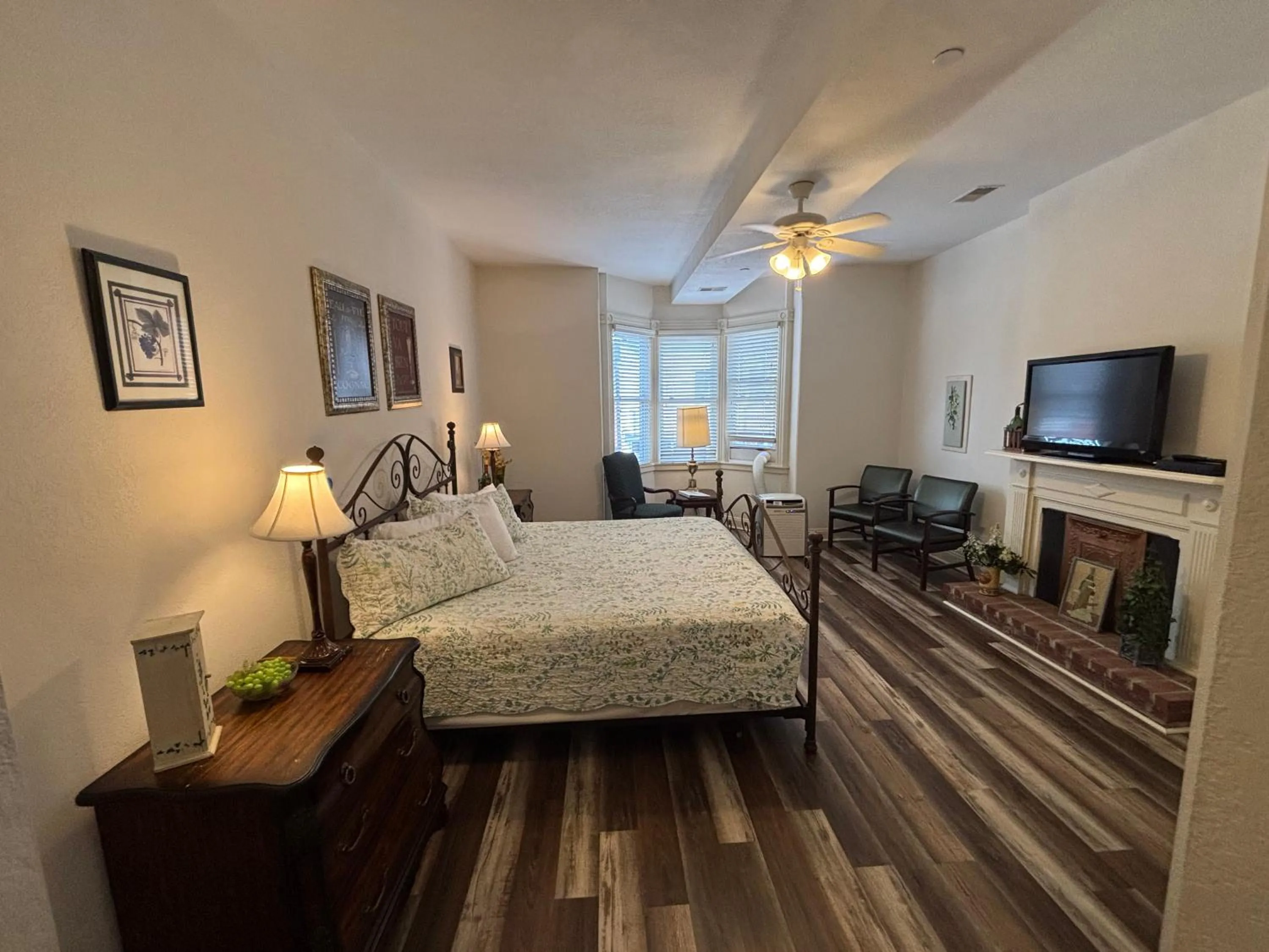 Bed in Hermann Crown Suites