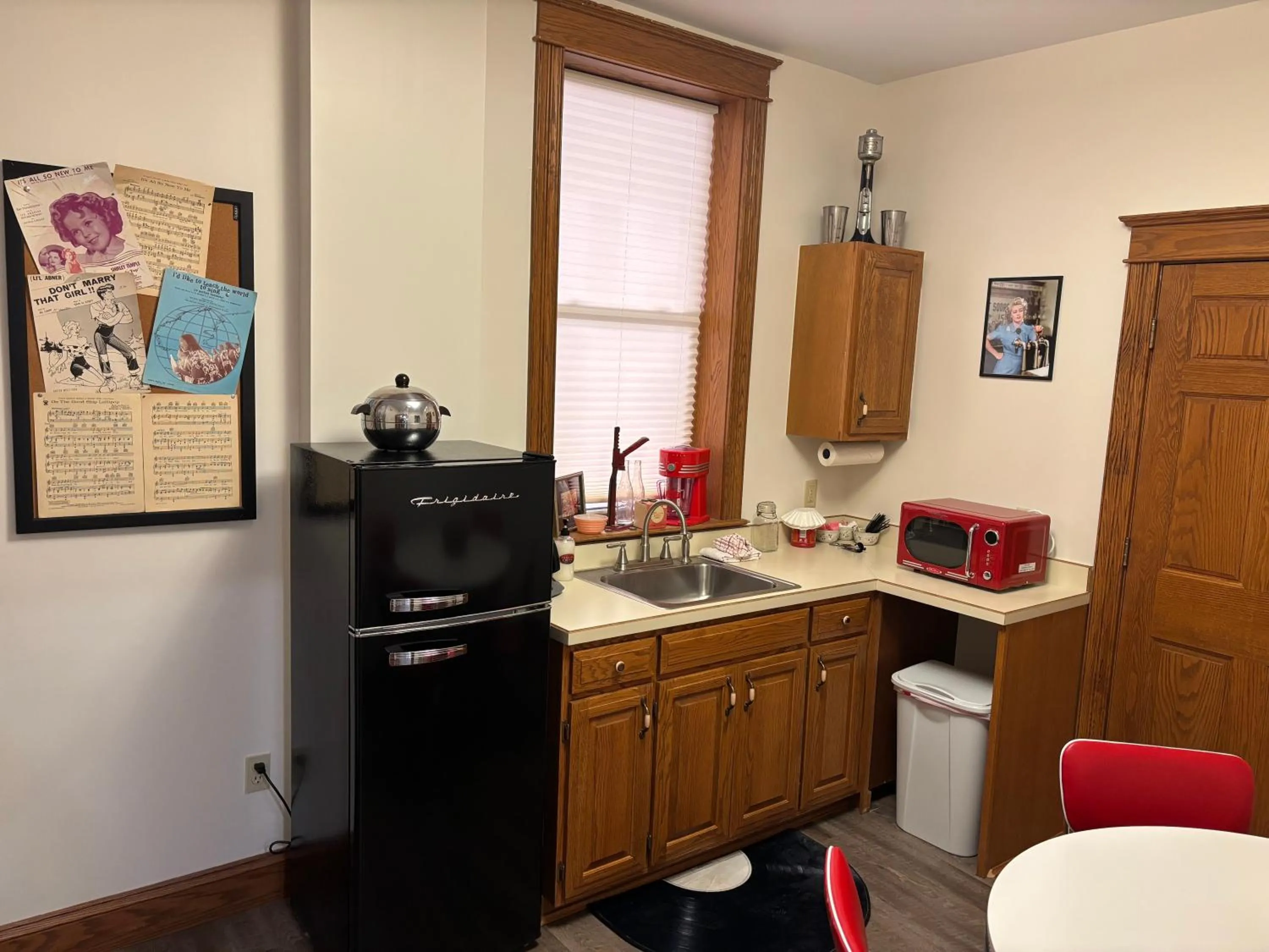 Coffee/tea facilities in Hermann Crown Suites