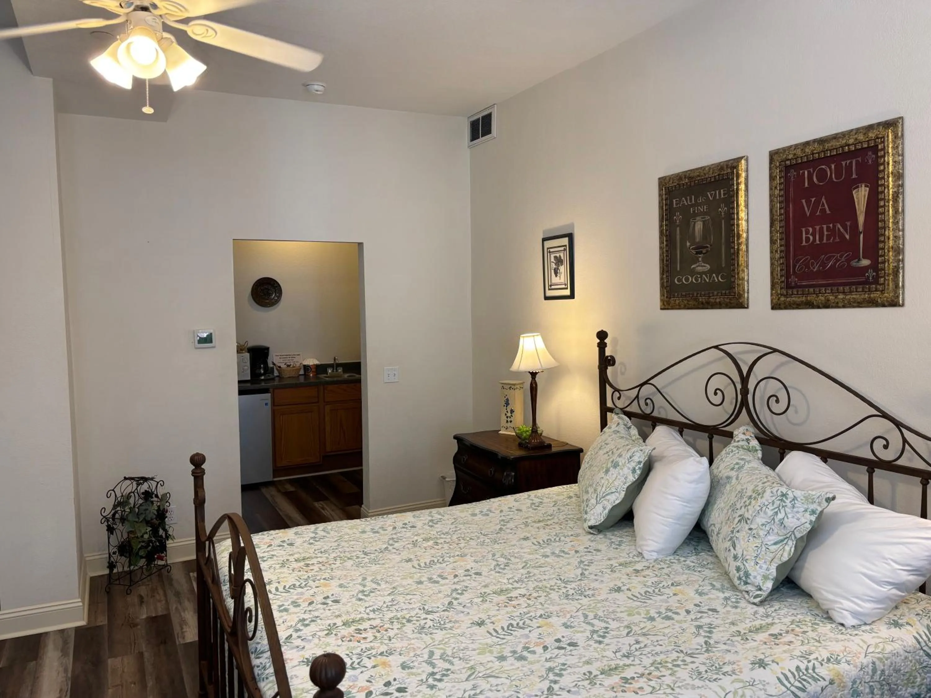 Bedroom, Bed in Hermann Crown Suites