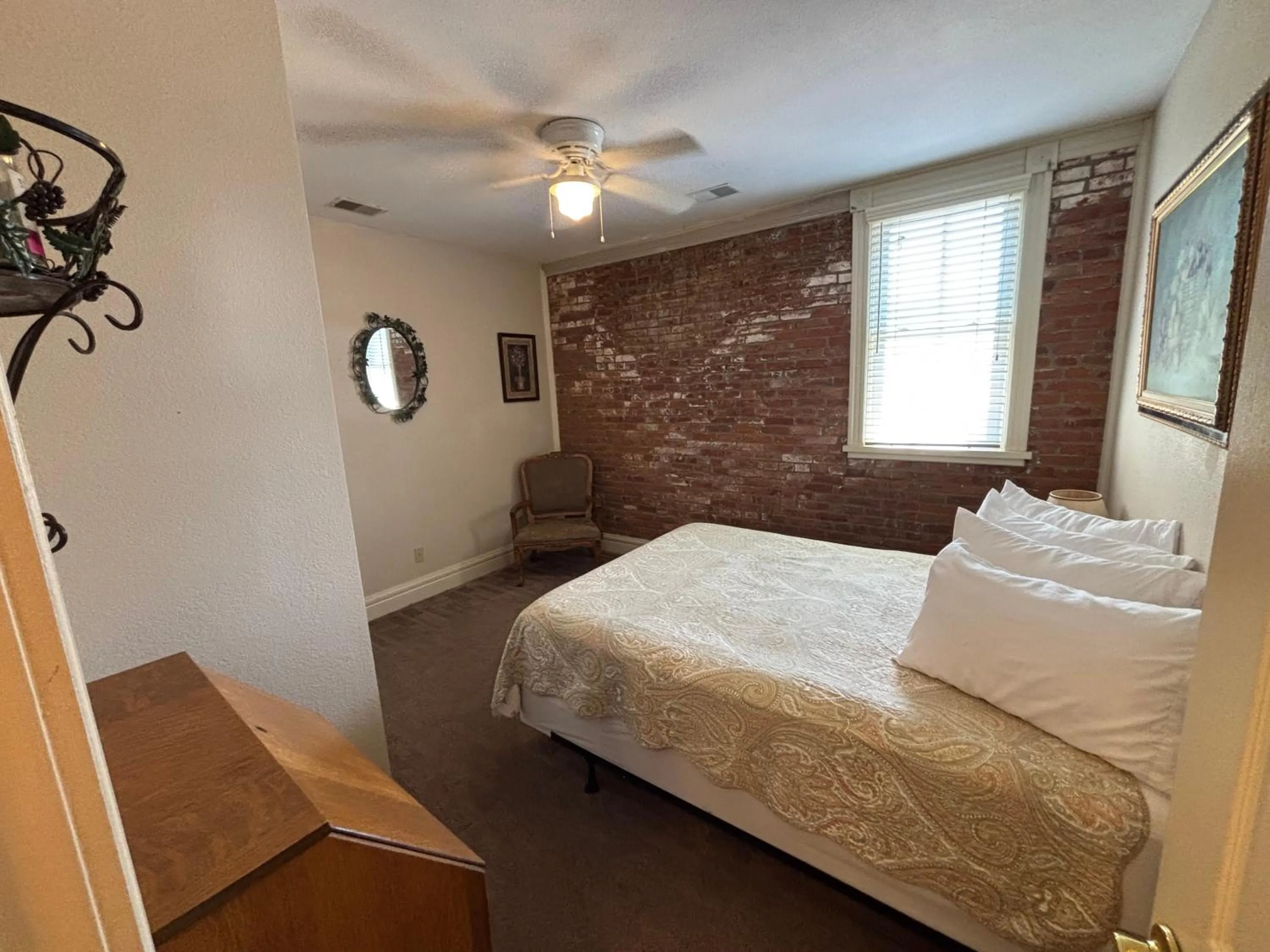 Bedroom, Bed in Hermann Crown Suites