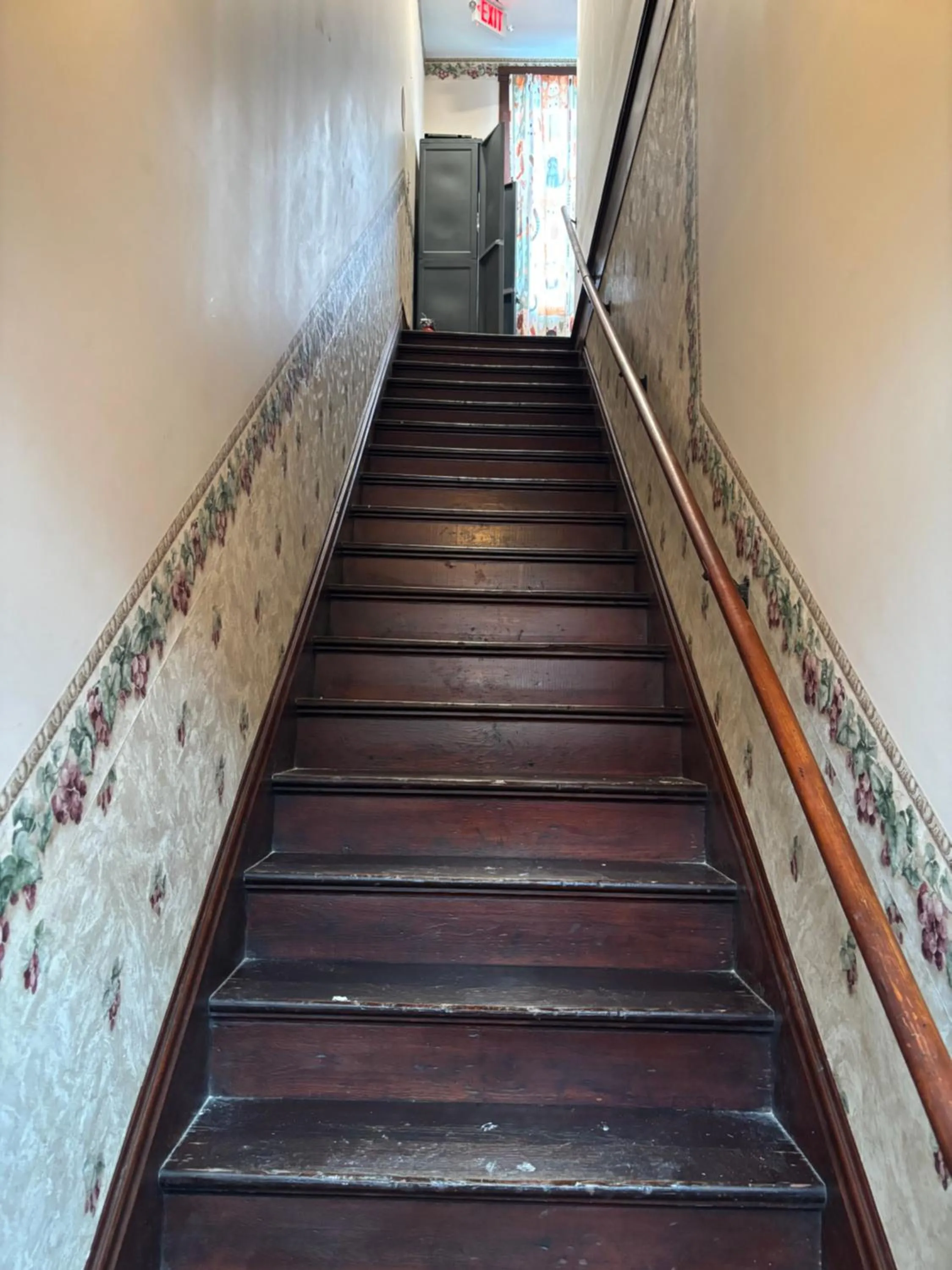 Facade/entrance in Hermann Crown Suites