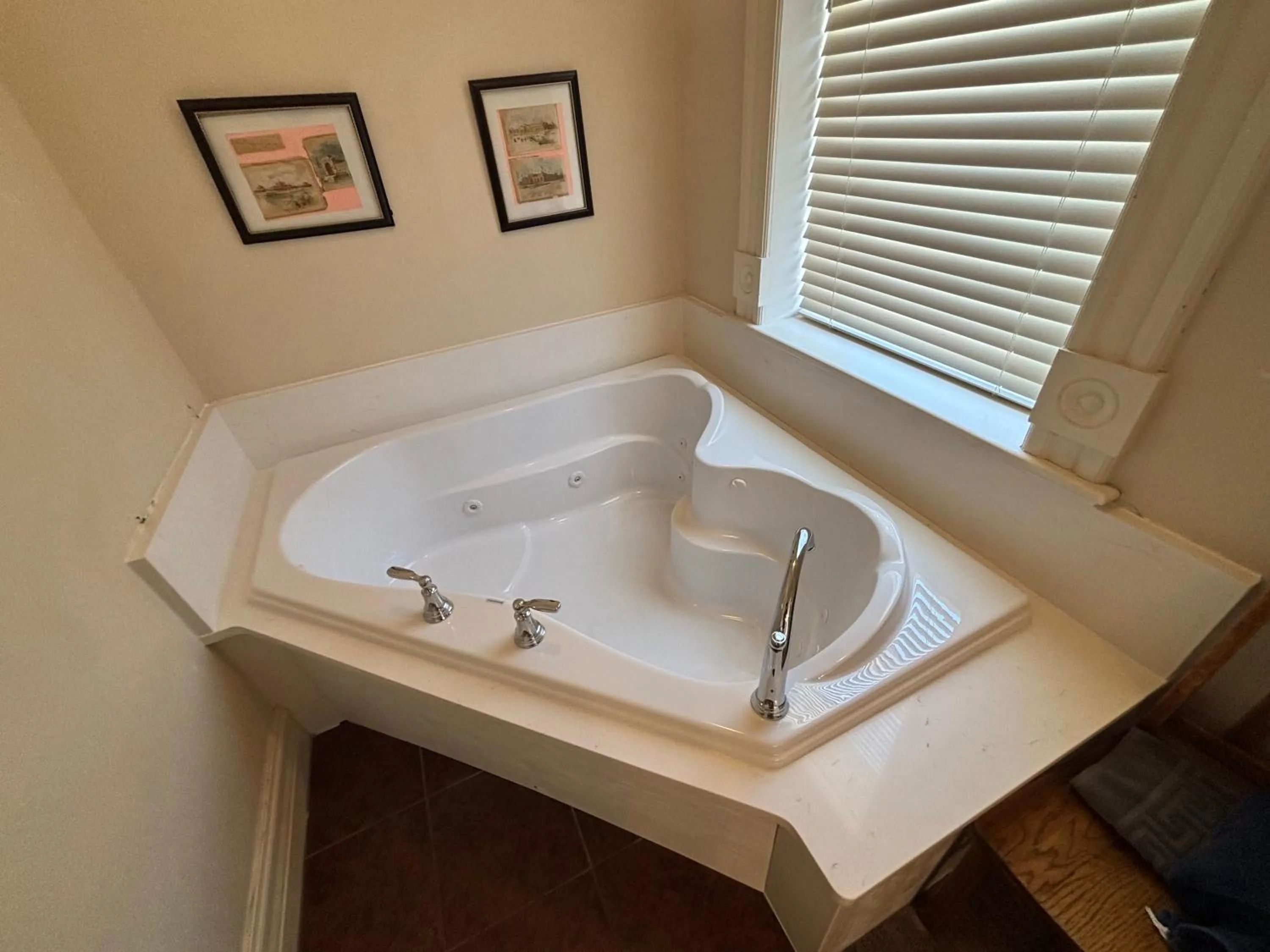 Bath in Hermann Crown Suites