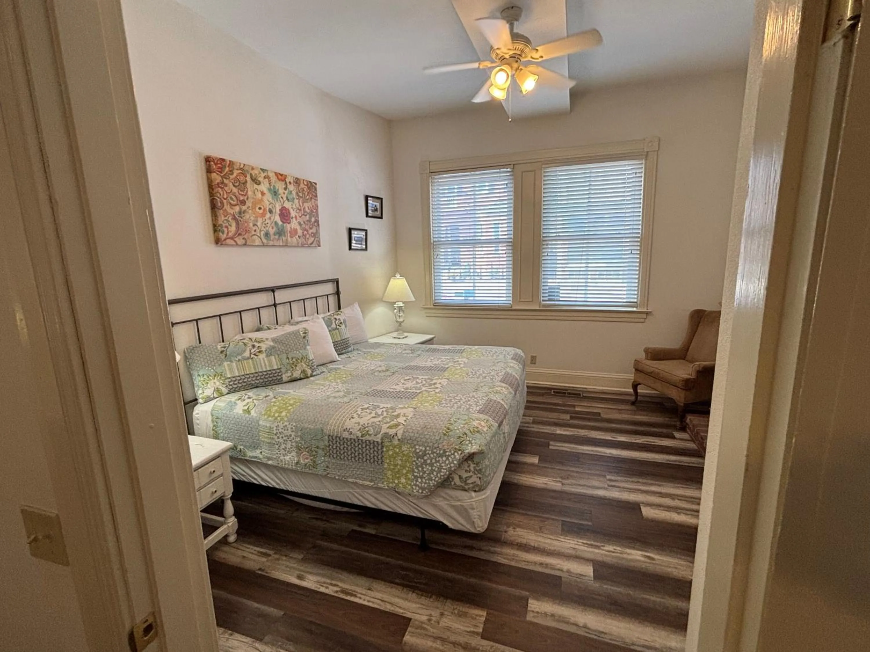 Bedroom, Bed in Hermann Crown Suites