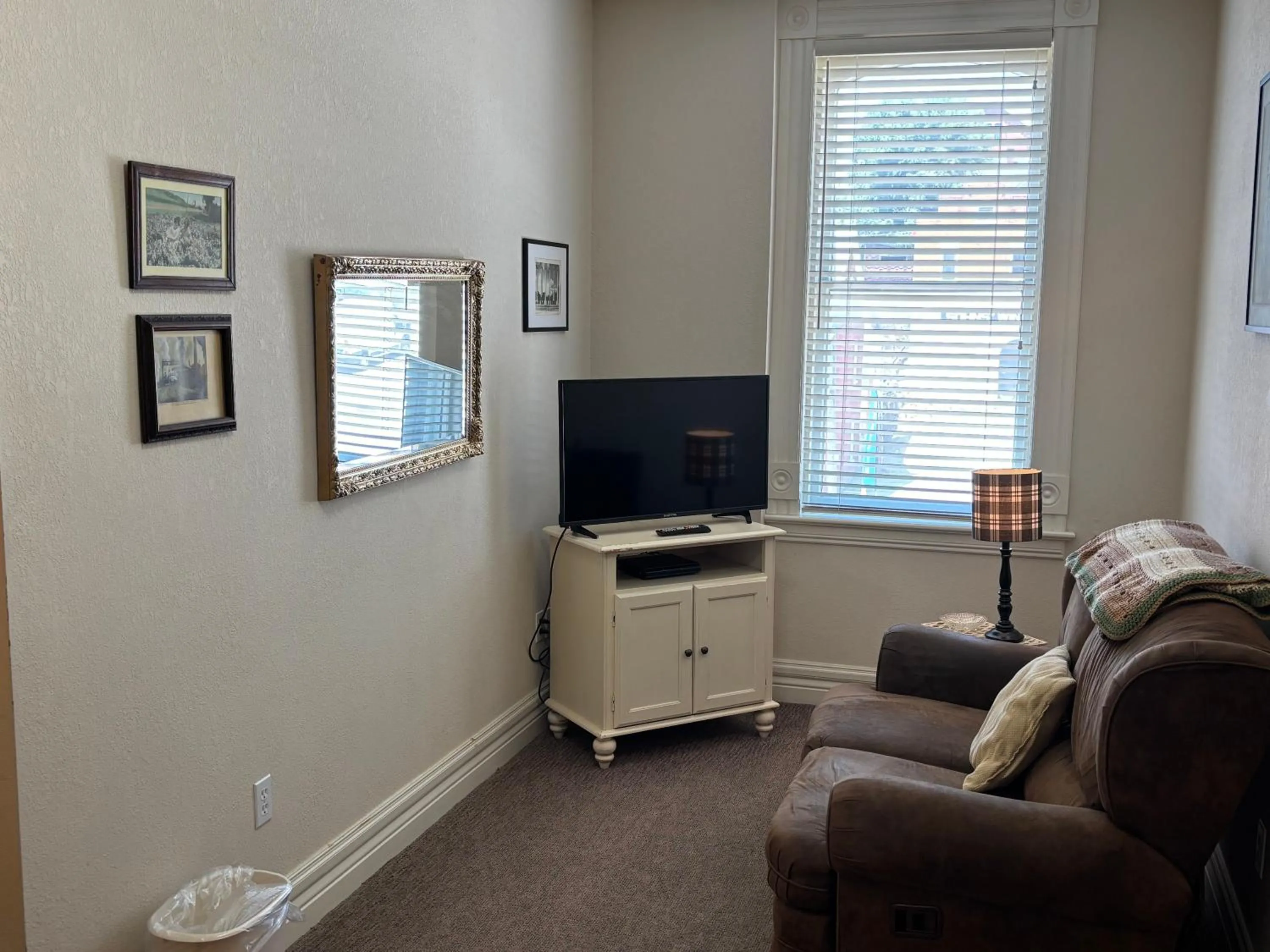 Communal lounge/ TV room in Hermann Crown Suites