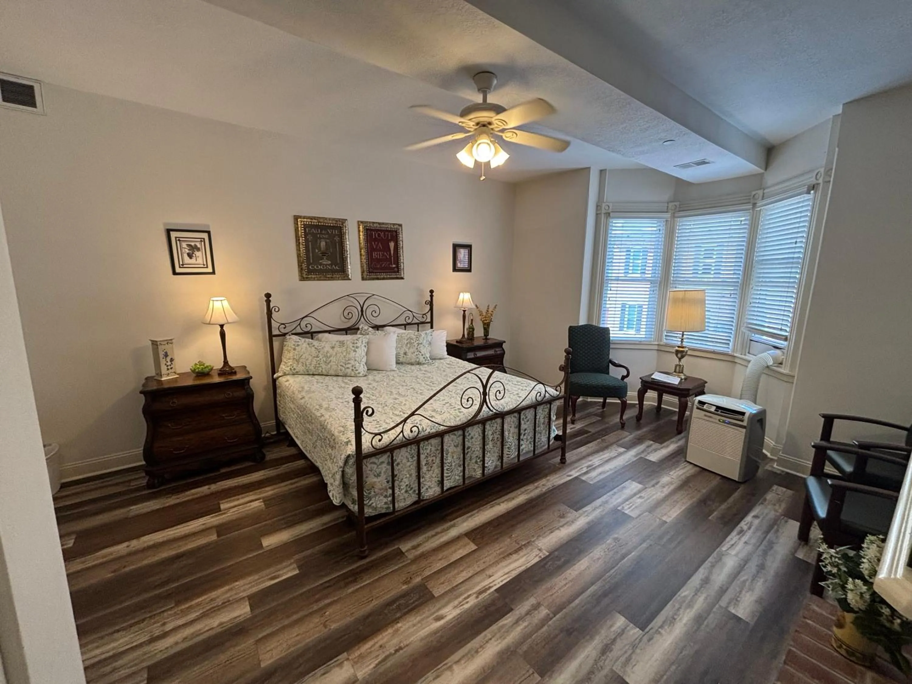 Bedroom, Bed in Hermann Crown Suites