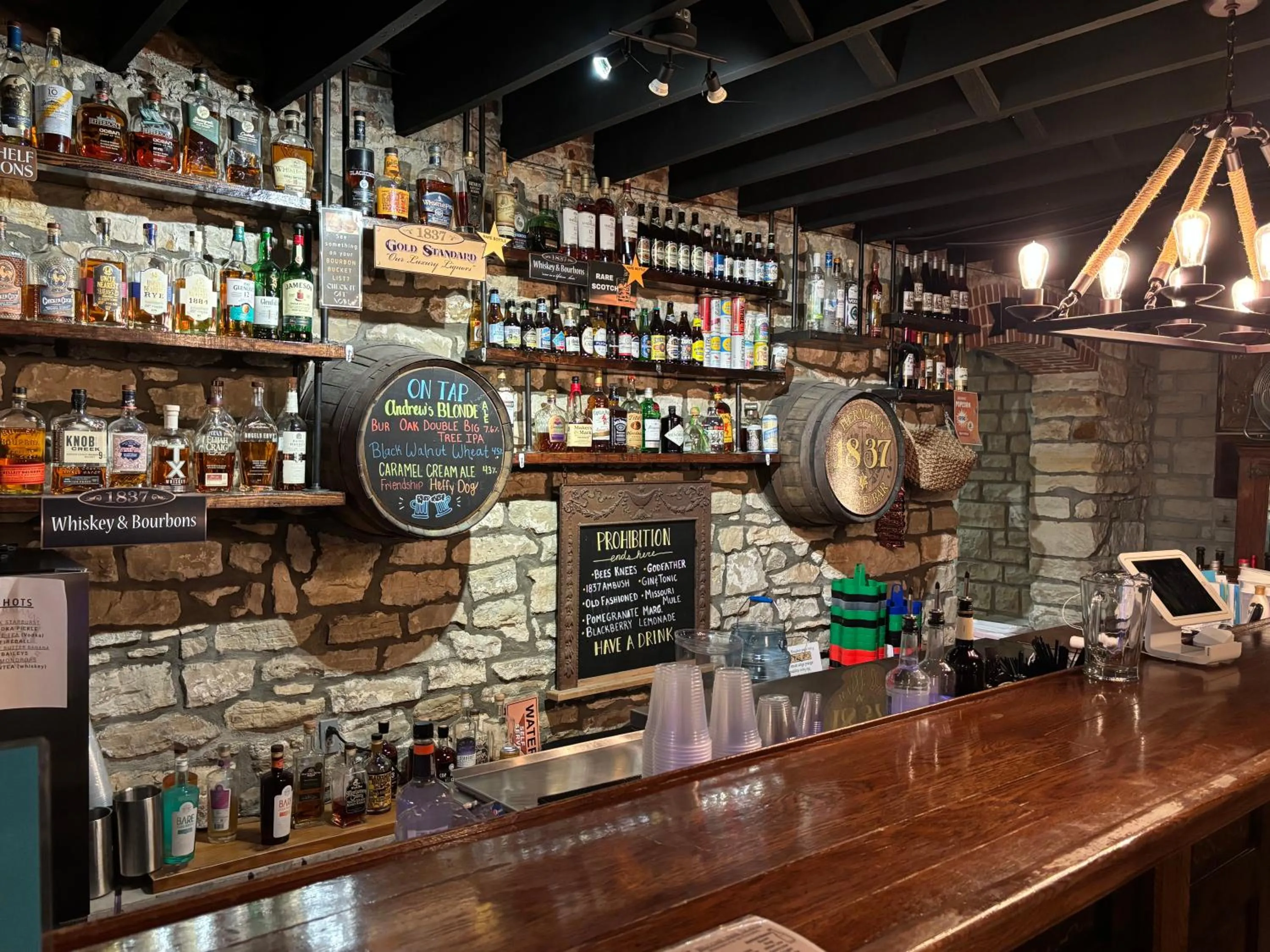 Lounge or bar in Hermann Crown Suites