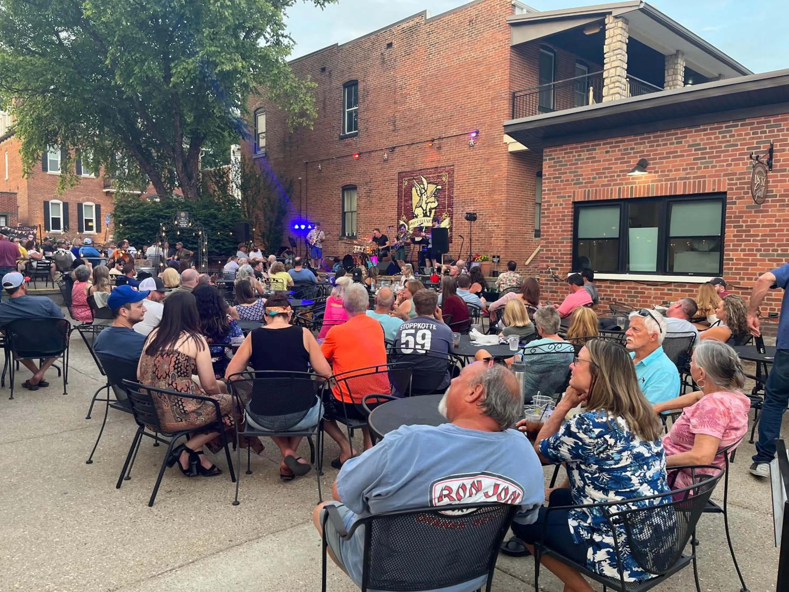 Restaurant/places to eat in Hermann Crown Suites