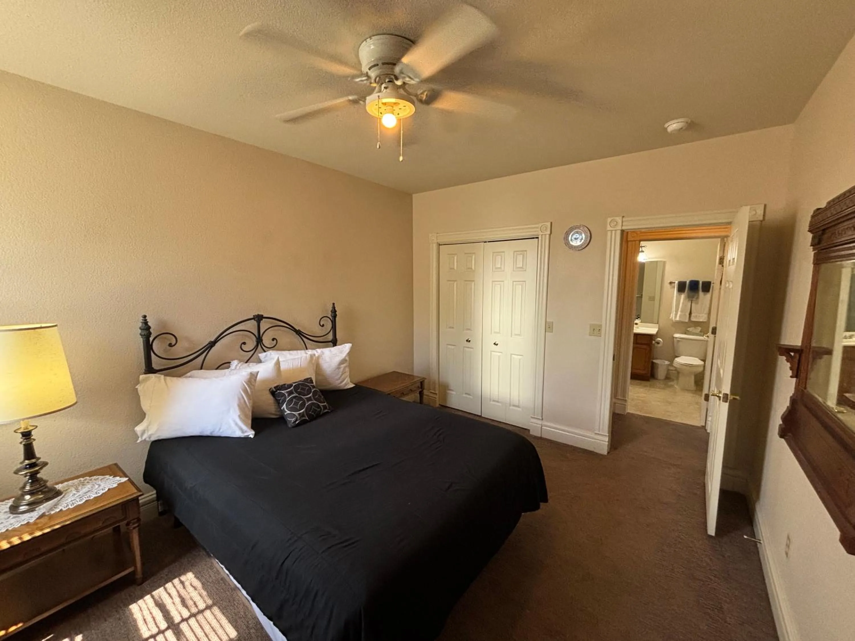 Bedroom, Bed in Hermann Crown Suites