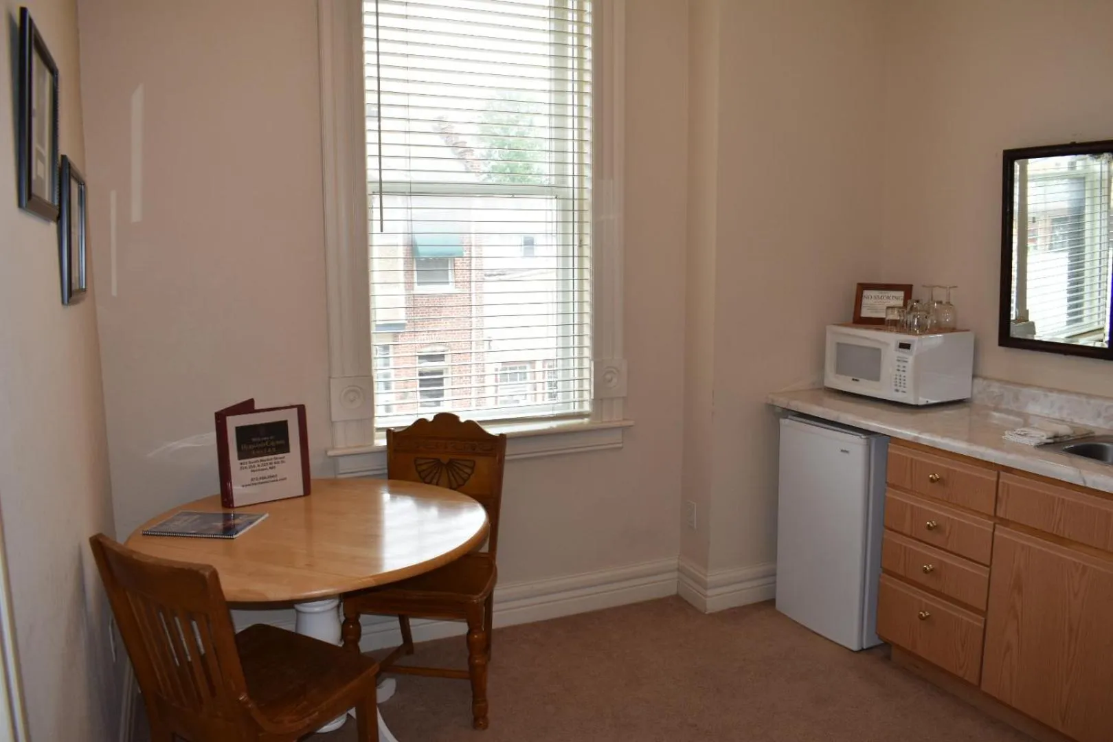 Coffee/tea facilities in Hermann Crown Suites