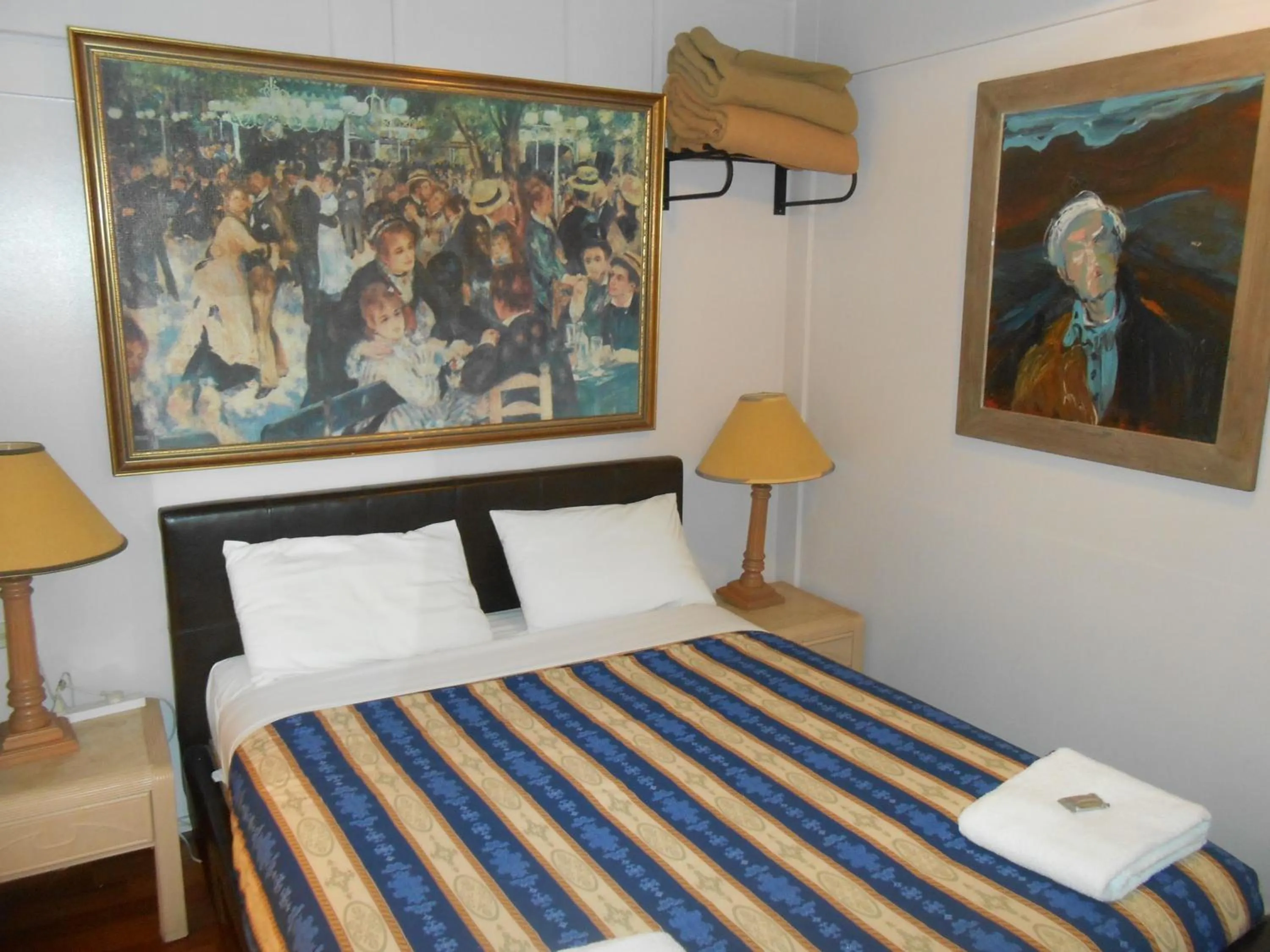 Bed in Mount View Motel