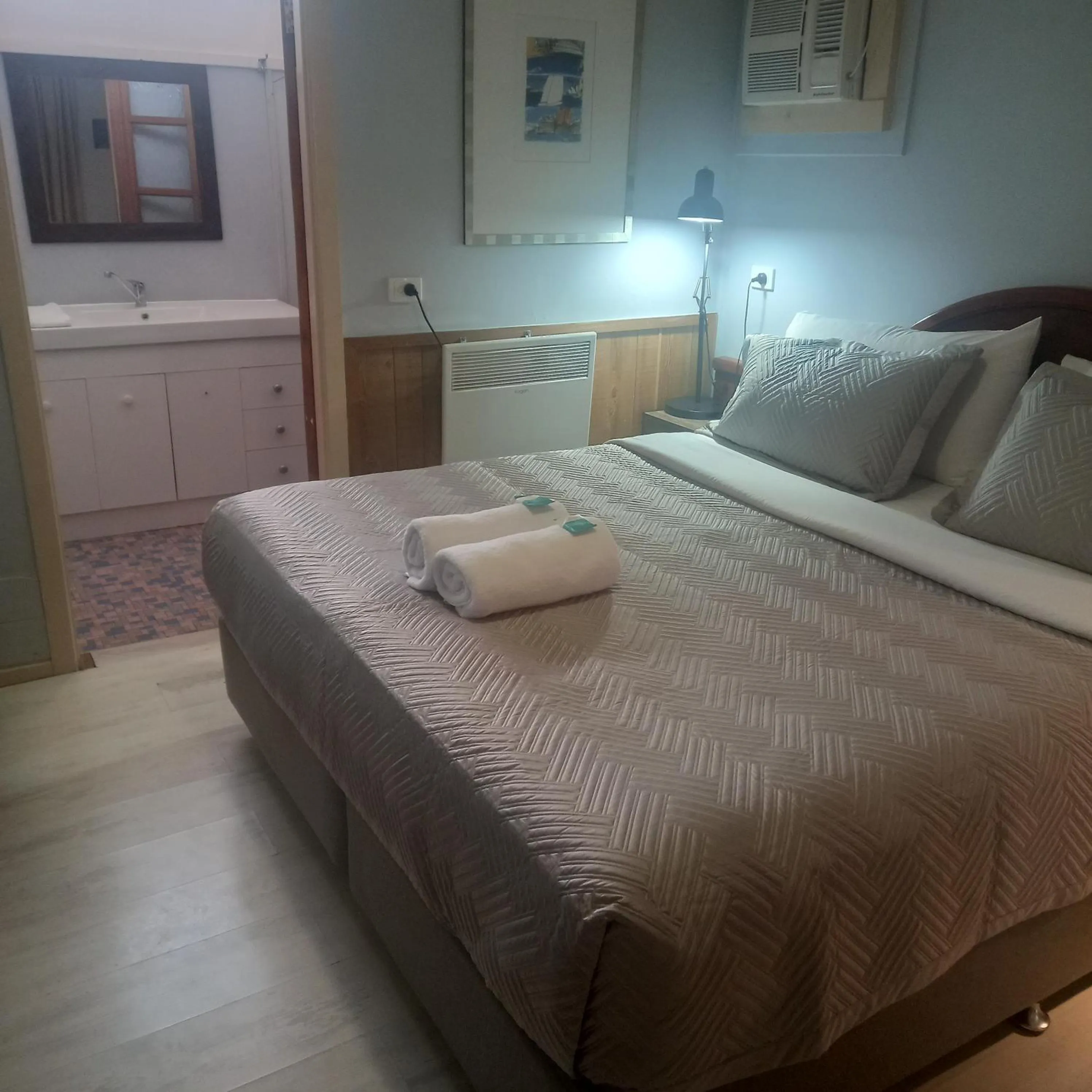 Bed in Mount View Motel