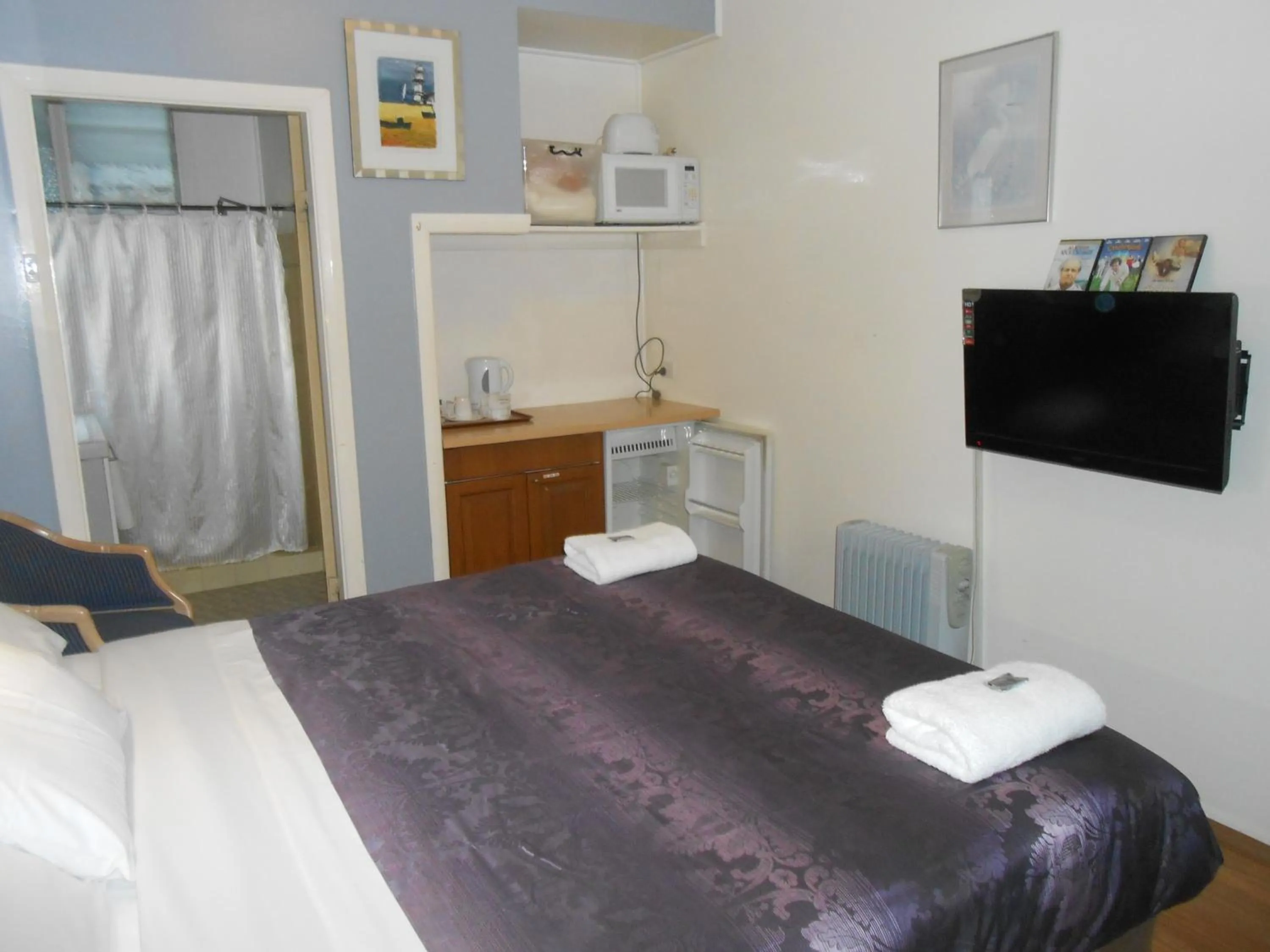 Bed in Mount View Motel